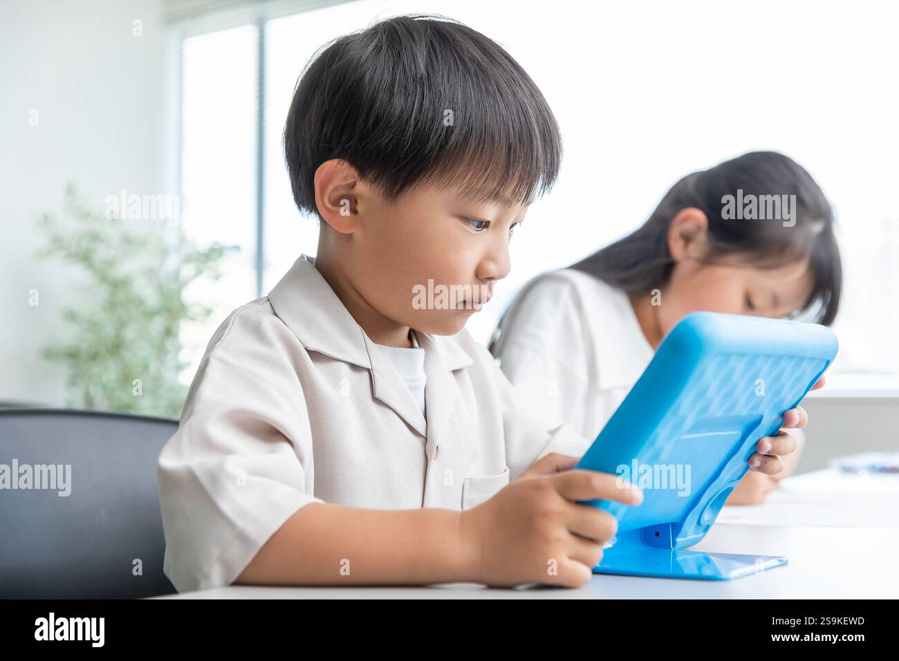 Apprendimento dei bambini con tablet Foto Stock