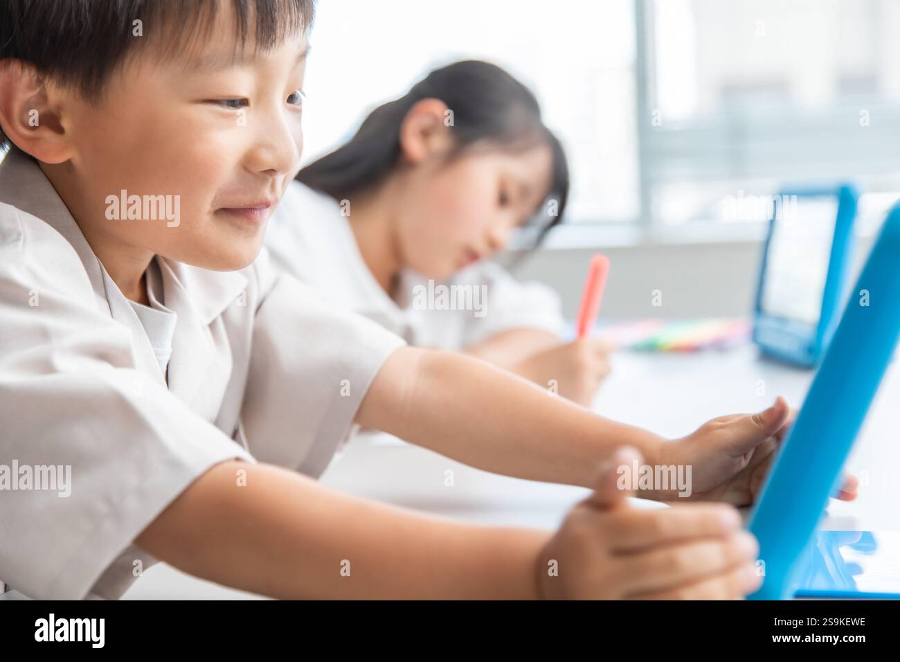 Apprendimento dei bambini con tablet Foto Stock