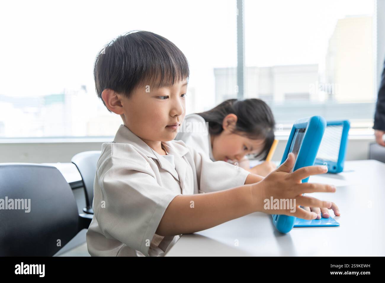 Apprendimento dei bambini con tablet Foto Stock