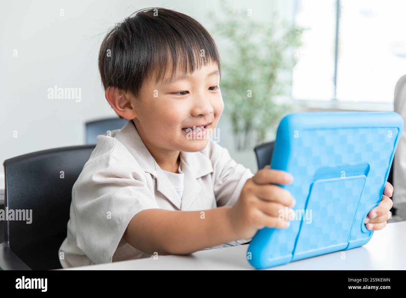 Studenti che imparano con i tablet a scuola Foto Stock