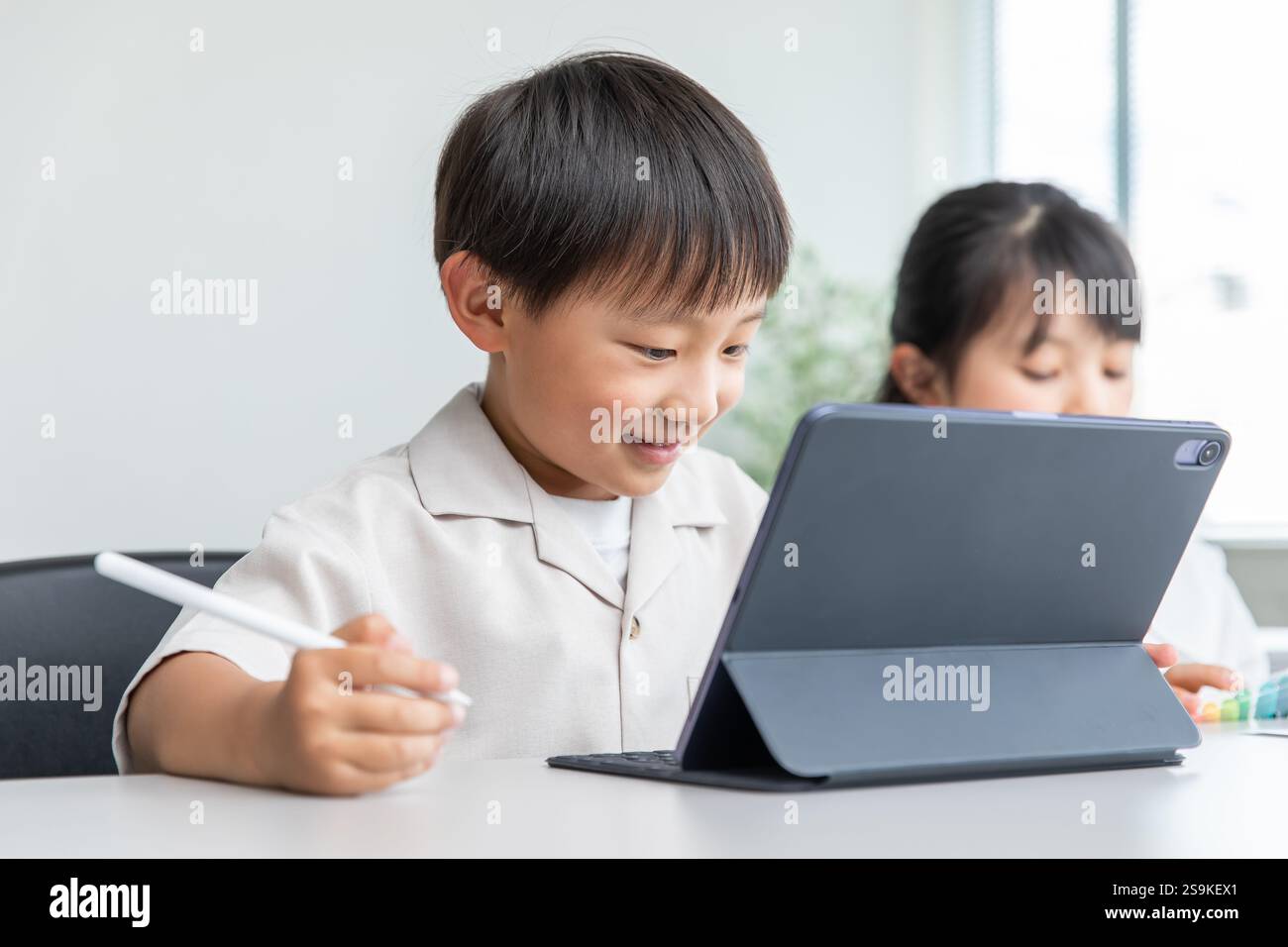 Apprendimento dei bambini con tablet Foto Stock