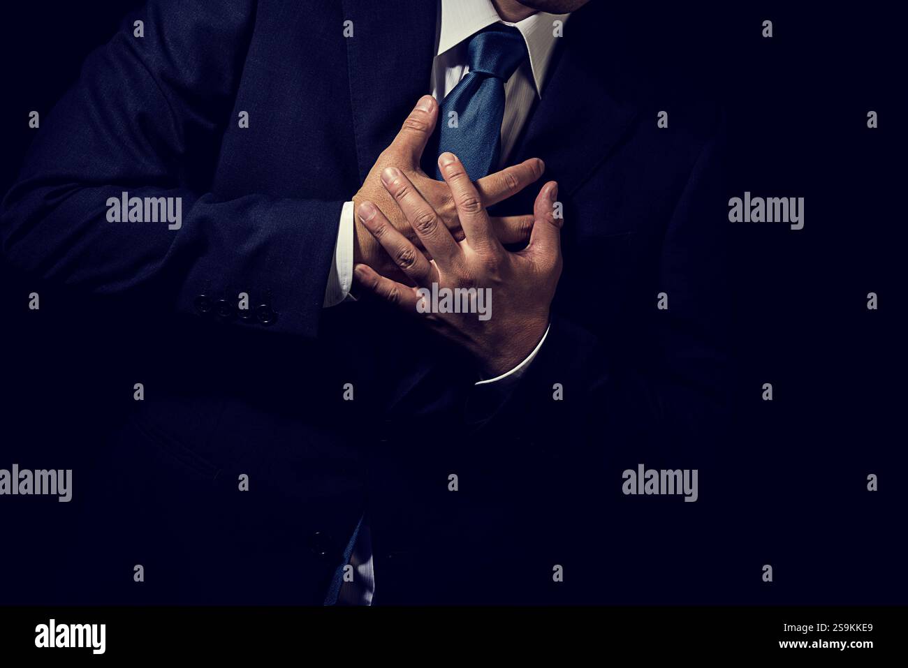 Uomo d'affari che mette la mano sul petto Foto Stock