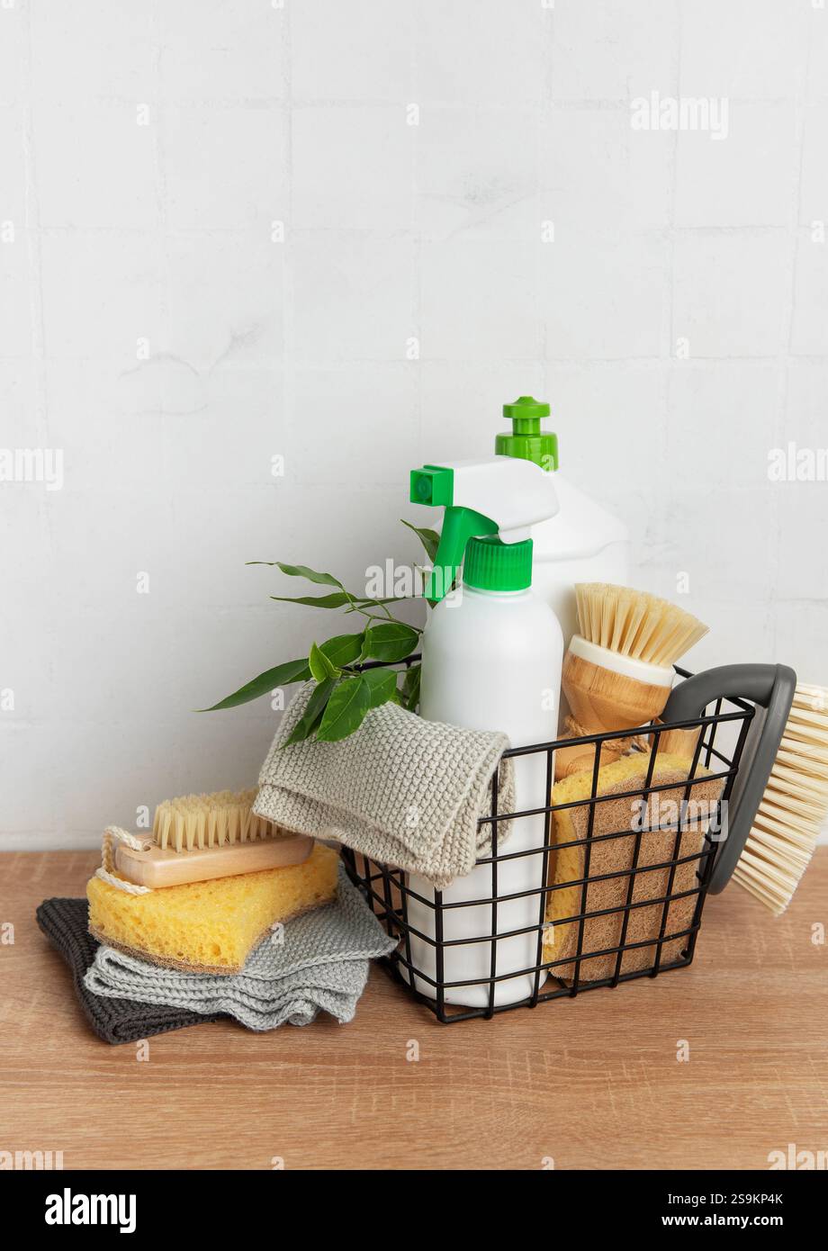 Cestello con prodotti per la pulizia ecologici, compresi detergenti, spazzole, spugne e panni, mostrare pratiche di pulizia sostenibili Foto Stock