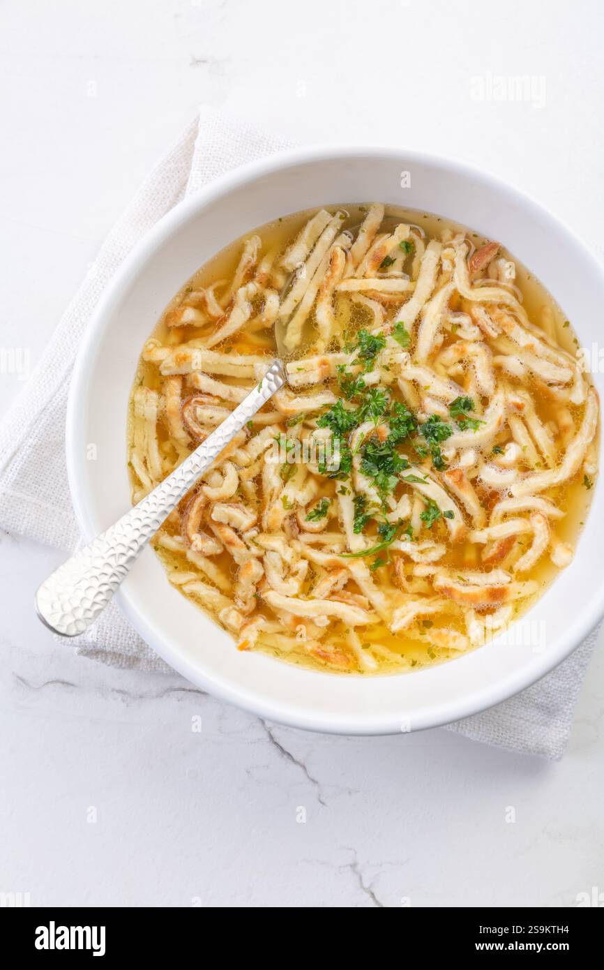 Zuppa di pancake - tradizionale brodo di pollo tedesco con spaghetti di pancake Foto Stock