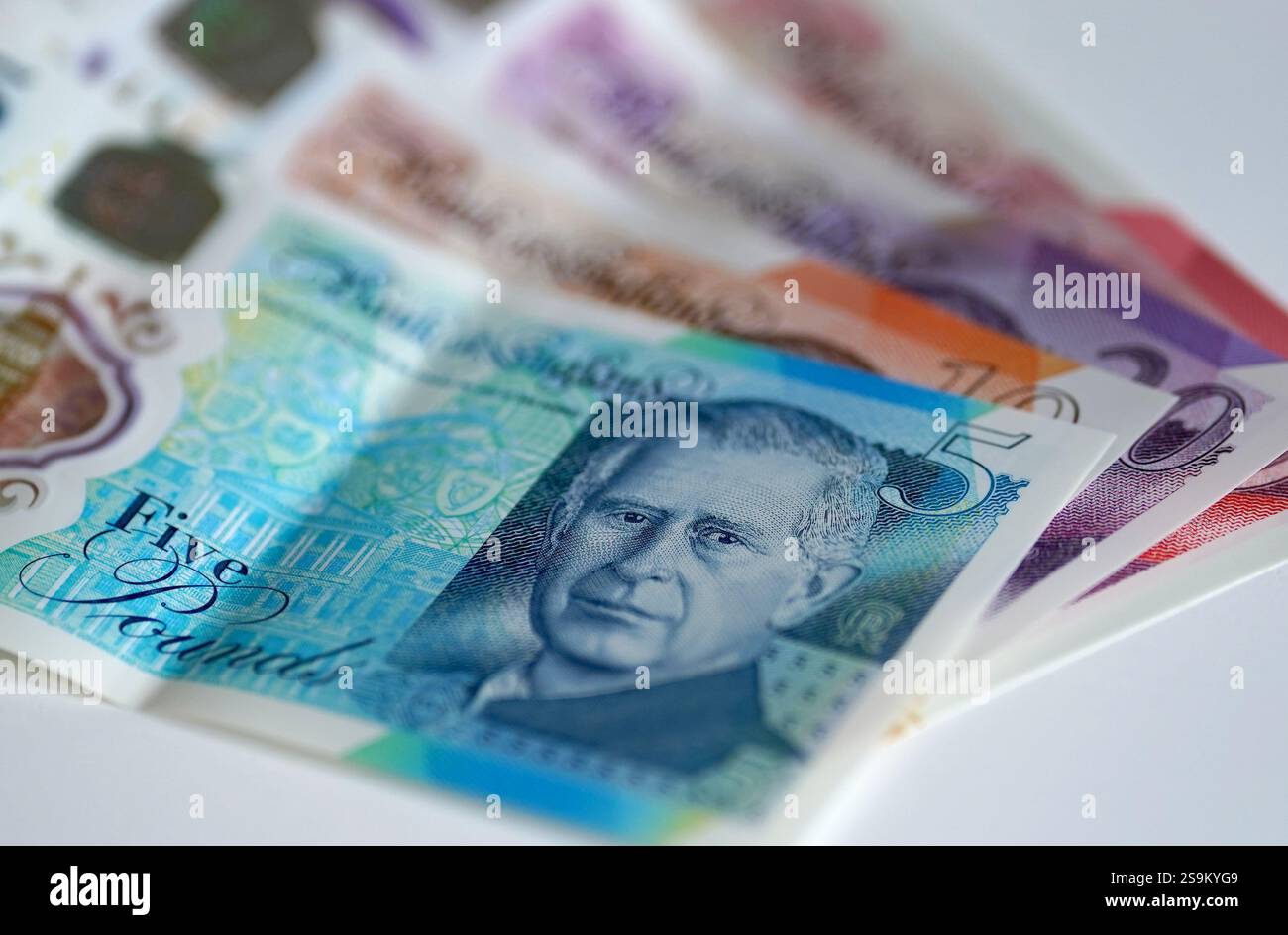 Foto del file datata 20/08/24 con una vista di banconote da £5, £10, £20 e £50. Lo stipendio annuale medio pubblicizzato ha superato 40.000 sterline per la prima volta, secondo nuove ricerche. Adzuna ha detto che l'aumento della retribuzione per i lavori pubblicizzati segue la continua domanda di personale qualificato, insieme con esitazione tra i datori di lavoro intorno all'assunzione. Data di pubblicazione: Lunedì 27 gennaio 2025. Foto Stock
