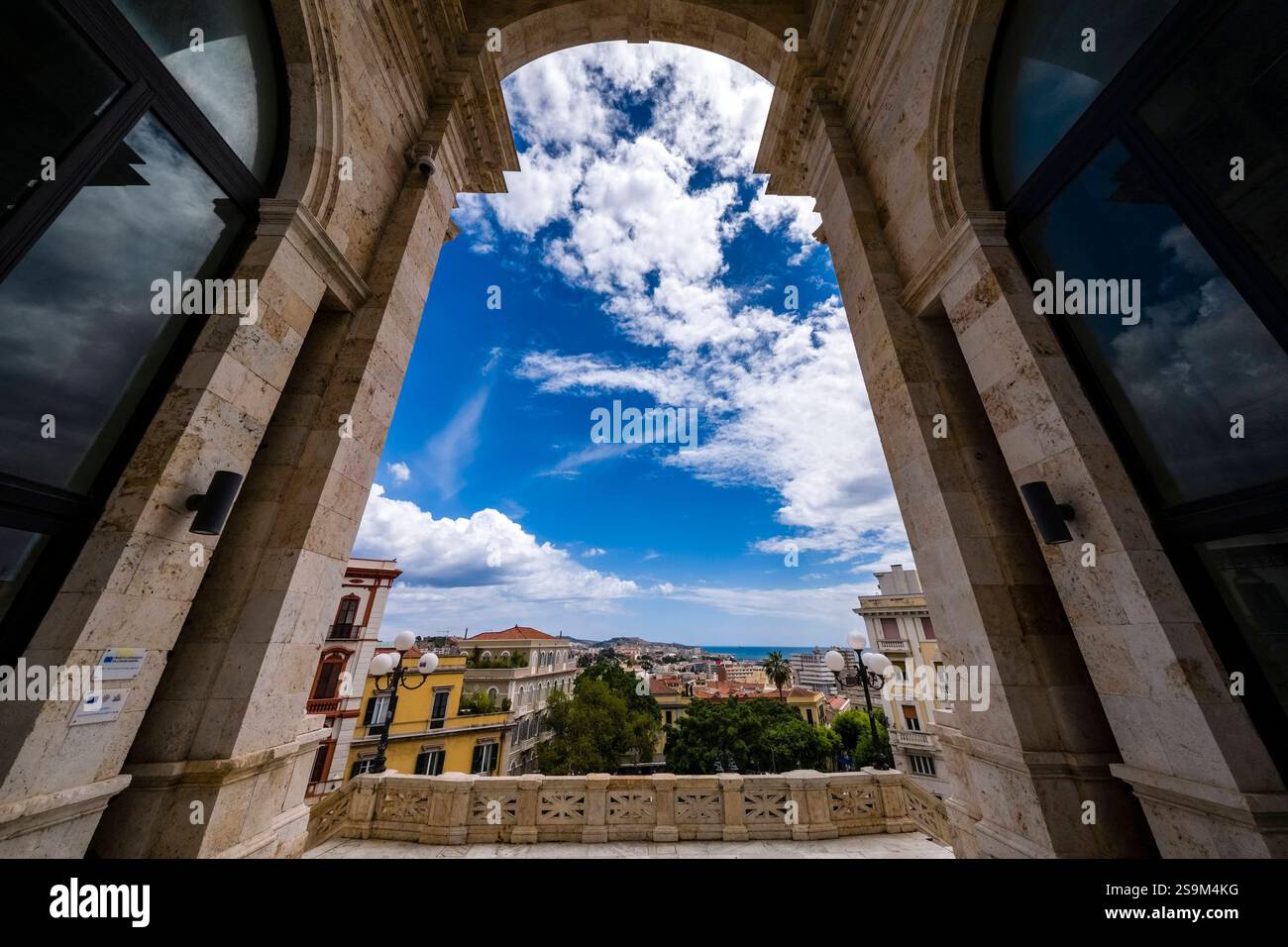 Il grande arco della porta d'ingresso del Bastione di Saint Remy, visto dal piano centrale dell'edificio. Cagliari Sardegna Italia FB 2024 1606 Foto Stock