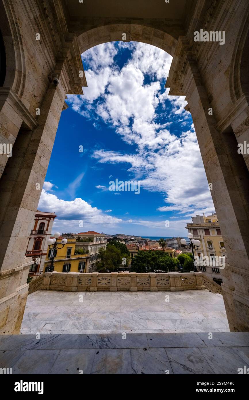 Il grande arco della porta d'ingresso del Bastione di Saint Remy, visto dal piano centrale dell'edificio. Cagliari Sardegna Italia FB 2024 1607 Foto Stock