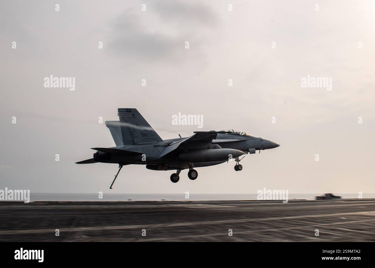 250126-N-FS097-3611 SOUTH CHINA SEA (26 gennaio 2025) UN F/A-18F Super Hornet assegnato ai “Bounty Hunters” dello Strike Fighter Squadron (VFA) 2, recov Foto Stock
