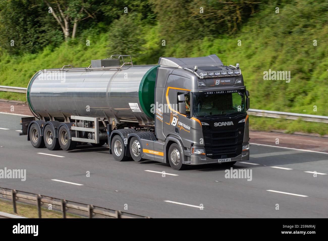 Carrelli elevatori a forche P J, noleggio vendite, autocisterna per servizi di assistenza per prodotti alimentari. 2018 Scania serie R (6) 6x2 Mid Lift un veicolo commerciale con configurazione assali 6x2. Viaggiando sull'autostrada M6, Regno Unito Foto Stock