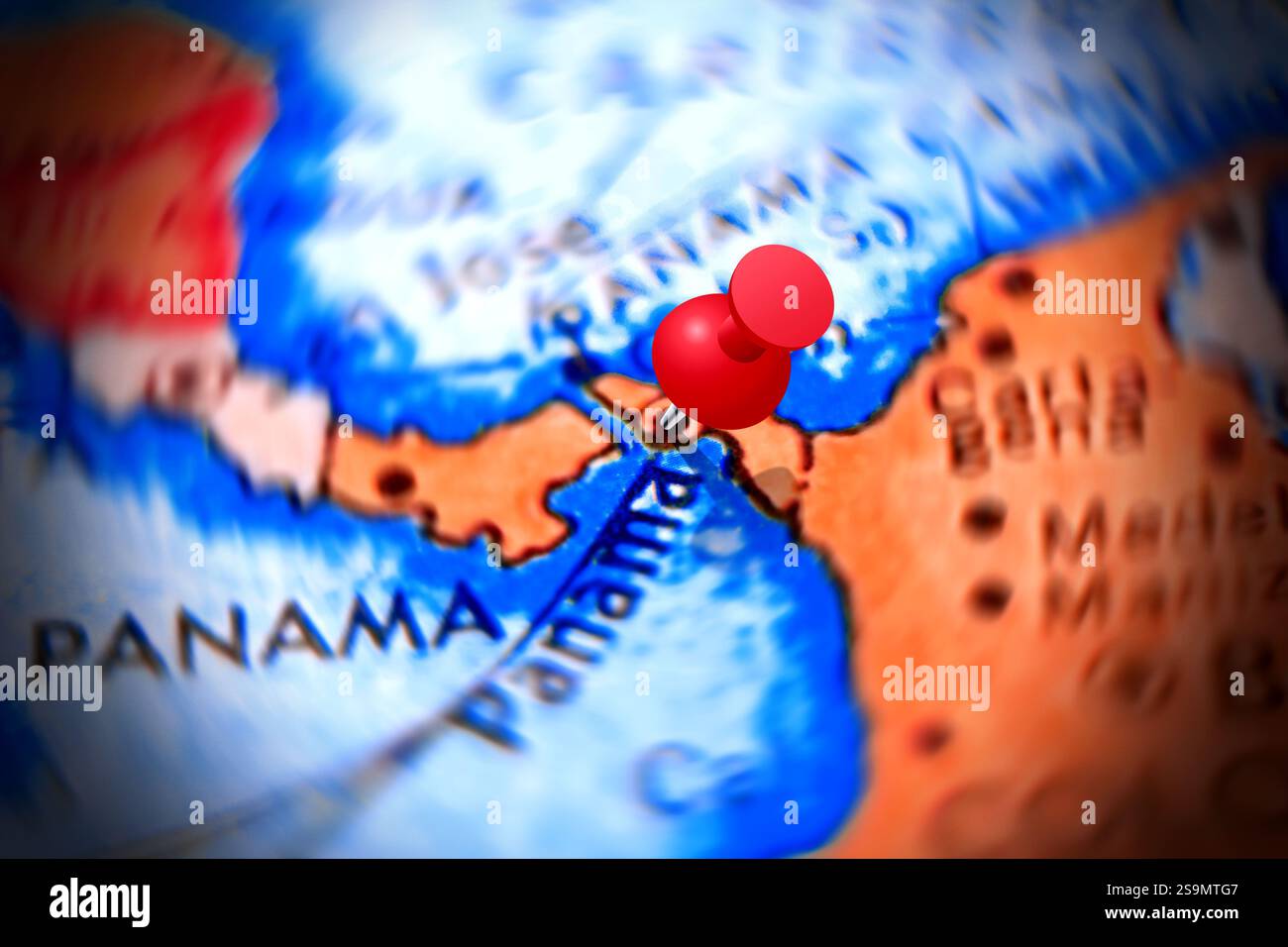 25 gennaio 2025, Firenze, Italia, mappa del canale di panama indicata da una spilla rossa. Foto Stock