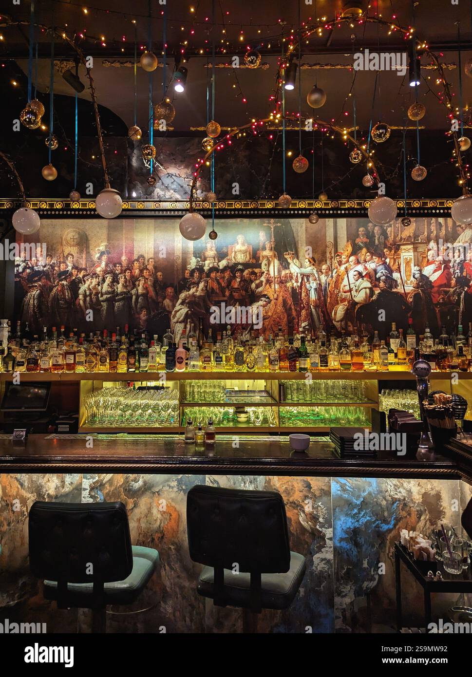 L'opulenza incontra la mixologia al Neol di Atene, dove storia, arte e spiriti raffinati si fondono in un'esperienza indimenticabile. Foto Stock