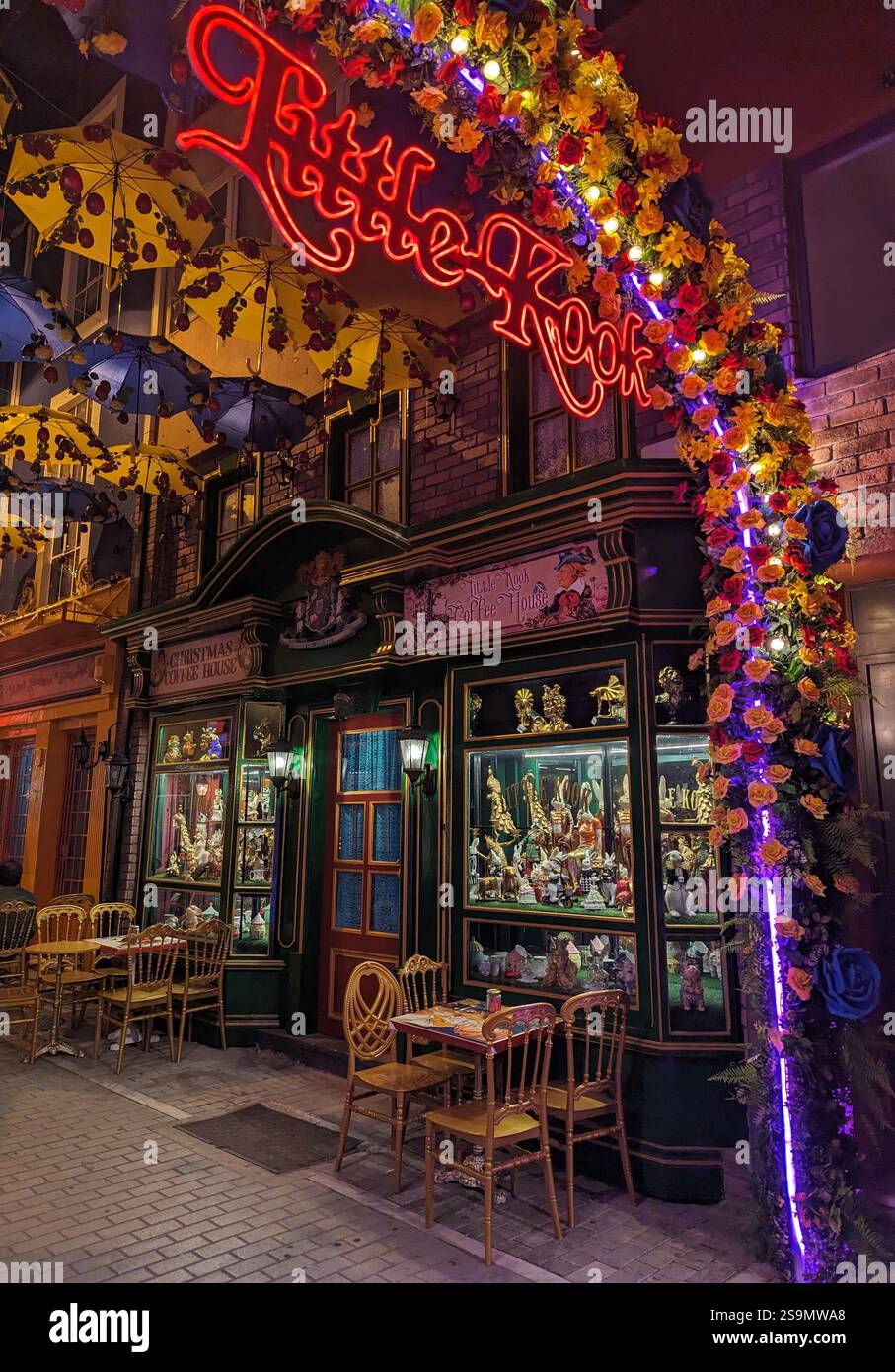 Una fuga stravagante in un mondo fiabesco, dove luci accese, archi floreali e dettagli affascinanti danno vita alla magia. Foto Stock