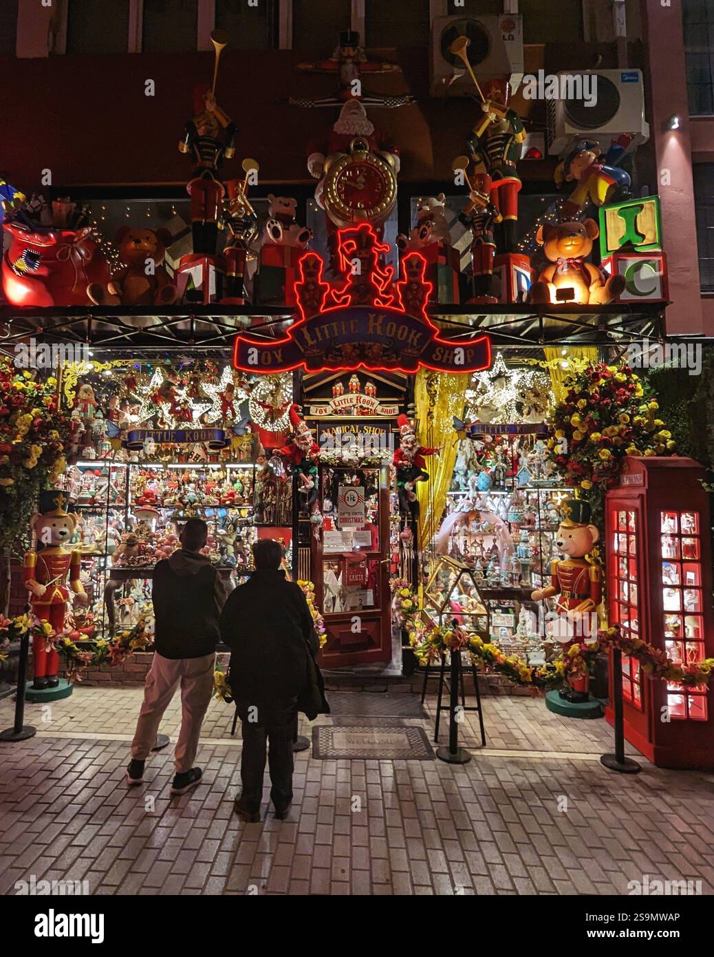 Un magico negozio di giocattoli pieno di fascino natalizio, dove nostalgia, luci scintillanti e meraviglia dell'infanzia prendono vita. Foto Stock