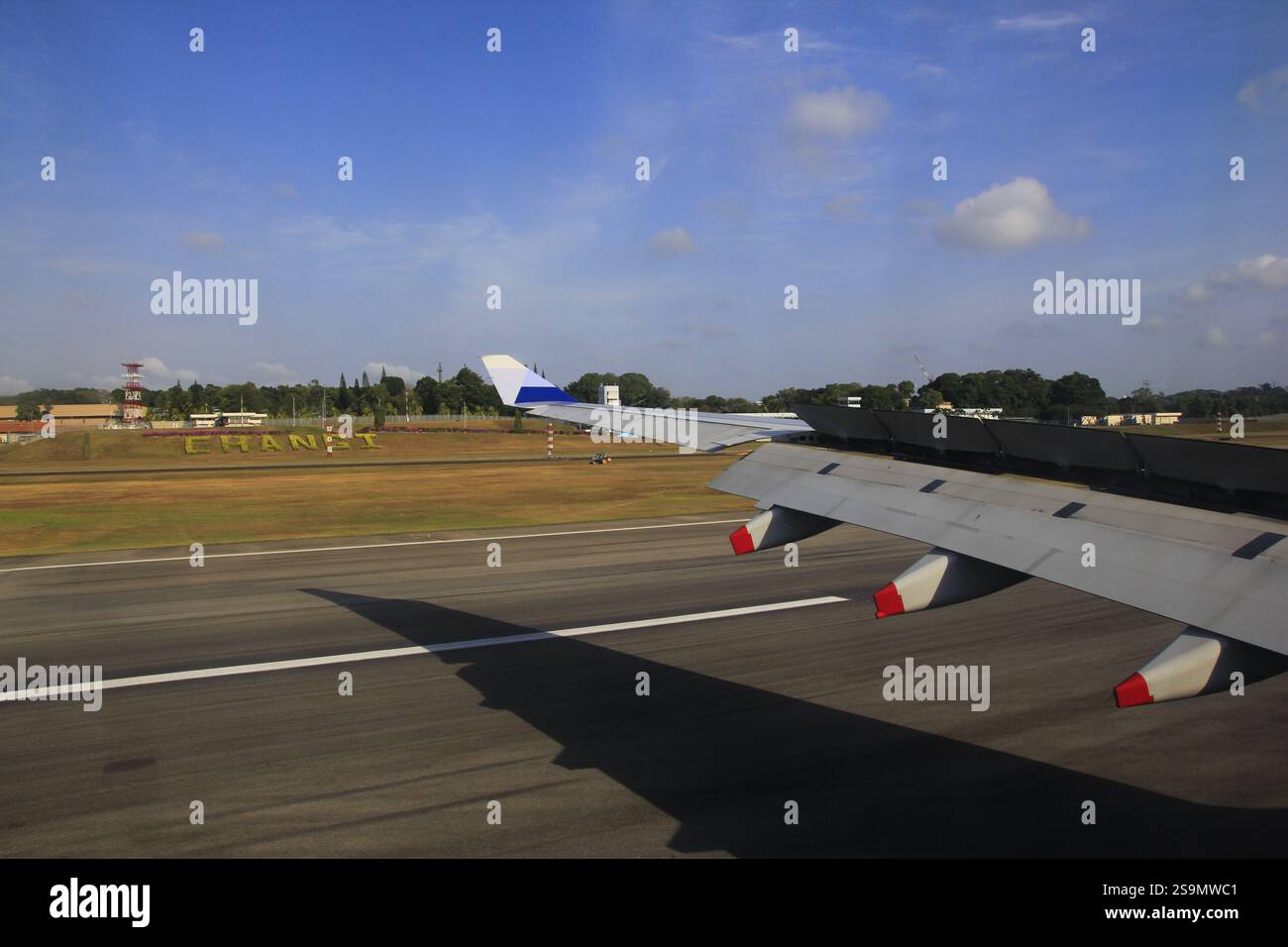 Punto di vista dalla finestra dell'aereo quando atterra sulla pista all'Aeroporto Internazionale di Changi. Foto Stock