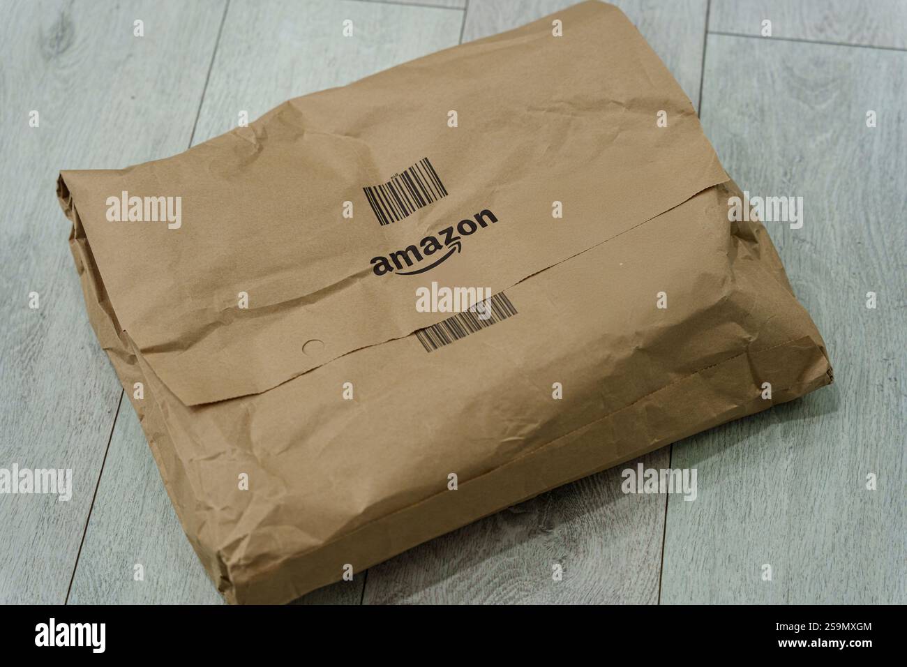 Primo piano di un pacchetto Amazon, che rappresenta lo shopping online, l'e-commerce e i servizi di consegna. 26 gennaio 2025 Foto Stock