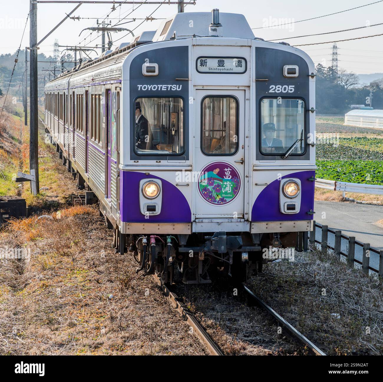 Un treno della serie Toyohashi Tetsudo 1800 sulla linea Atsumi arriva alla stazione di Yagumadai. Foto Stock