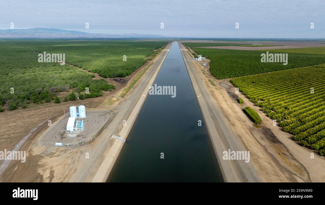 Vista aerea dell'acquedotto californiano attraversa le fattorie della valle centrale Foto Stock