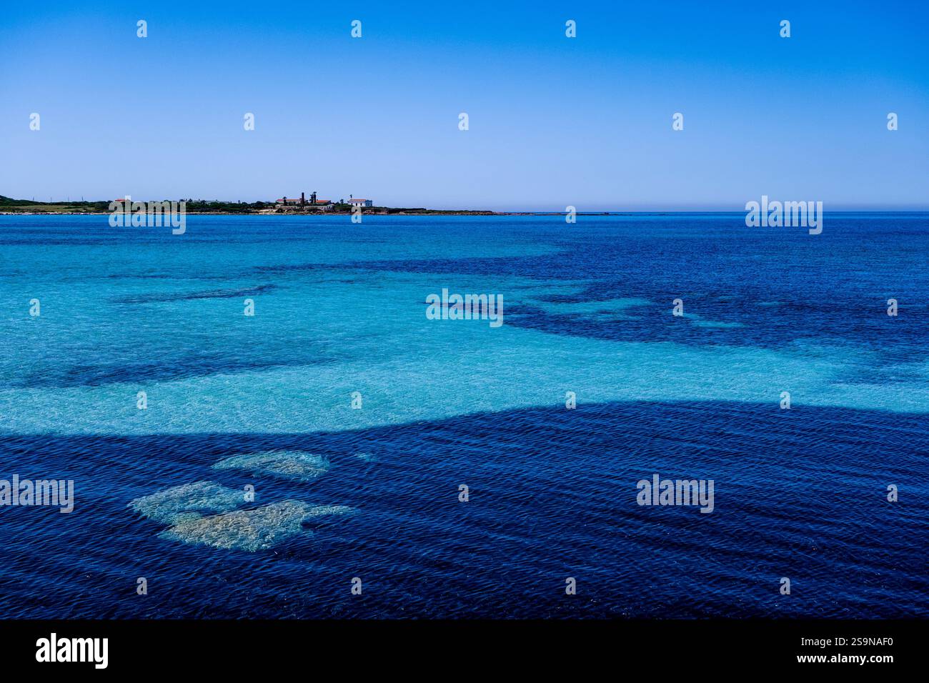 Diverse sfumature di blu nelle acque poco profonde del Mediterraneo intorno a Calasetta. Foto Stock