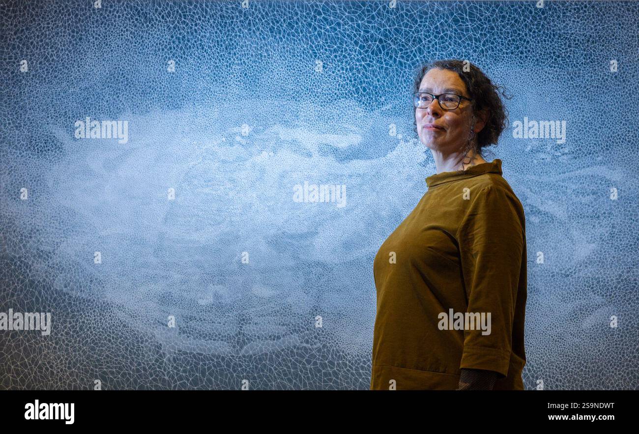Città di Edimburgo, Regno Unito. 27 gennaio 2025 nella foto: Artista, Samantha Clark, con il suo lavoro su larga scala, Wave Cloud Breath, 2024. La Royal Scottish Academy presenta in Orcadia, una mostra di opere d'arte ispirate al paesaggio e all'ambiente naturale delle Orcadi. La mostra include un nuovo corpo di opere di Samantha Clark, la vincitrice inaugurale del RSA MacRobert Art Award for Painting. La mostra si svolge dal 25 gennaio al 2 marzo presso le RSA Galleries on the Mound di Edimburgo (NB - la chiamata è stata posticipata al 27 gennaio a causa della tempesta Eowyn). Crediti: Rich Dyson/Alamy Live News Foto Stock