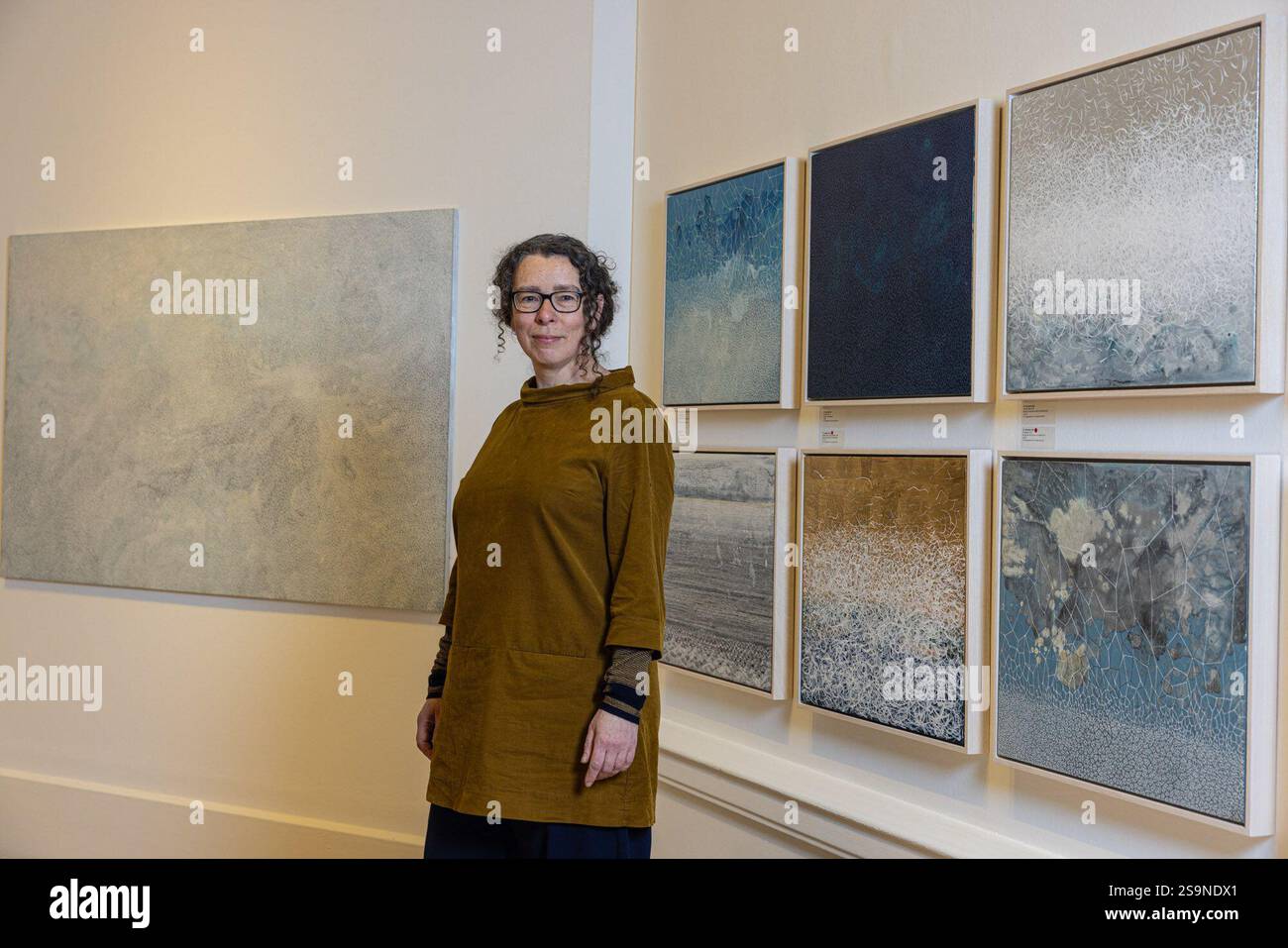 Città di Edimburgo, Regno Unito. 27 gennaio 2025 in foto: Artista, Samantha Clark, con una selezione dei suoi dipinti che fanno parte della mostra in Orcadia. La Royal Scottish Academy presenta in Orcadia, una mostra di opere d'arte ispirate al paesaggio e all'ambiente naturale delle Orcadi. La mostra include un nuovo corpo di opere di Samantha Clark, la vincitrice inaugurale del RSA MacRobert Art Award for Painting. La mostra si svolge dal 25 gennaio al 2 marzo presso le RSA Galleries on the Mound di Edimburgo (NB - la chiamata è stata posticipata al 27 gennaio a causa della tempesta Eowyn). Credito: Rich Dy Foto Stock