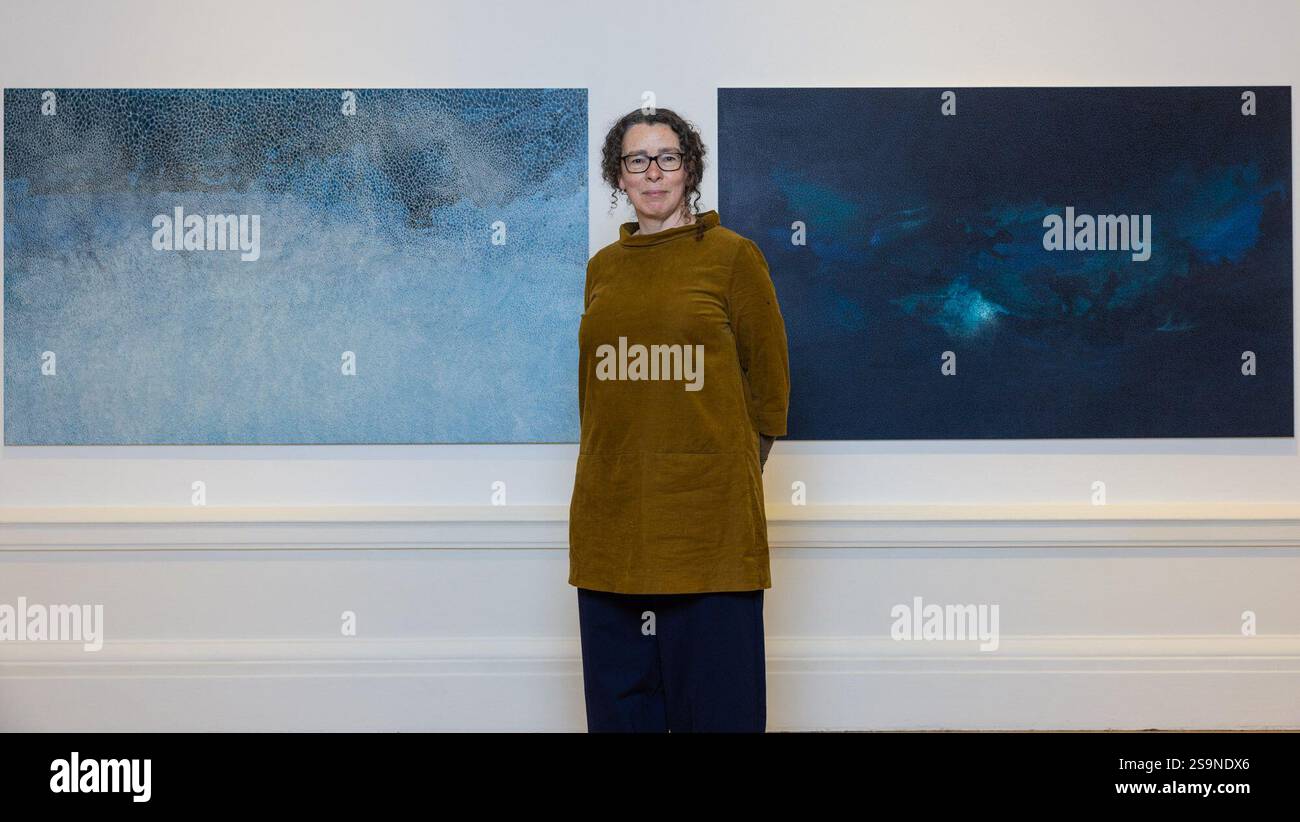 Città di Edimburgo, Regno Unito. 27 gennaio 2025 nella foto: Artista, Samantha Clark, tra due delle sue opere su larga scala, This Salted Light, 2024 e Cloud, Moon, Wave, 2024. la Royal Scottish Academy presenta in Orcadia, una mostra di opere d'arte ispirate al paesaggio e all'ambiente naturale delle Orcadi. La mostra include un nuovo corpo di opere di Samantha Clark, la vincitrice inaugurale del RSA MacRobert Art Award for Painting. La mostra si svolge dal 25 gennaio al 2 marzo presso le RSA Galleries on the Mound di Edimburgo (NB - la chiamata è stata posticipata al 27 gennaio a causa della tempesta Eowyn). Cred Foto Stock