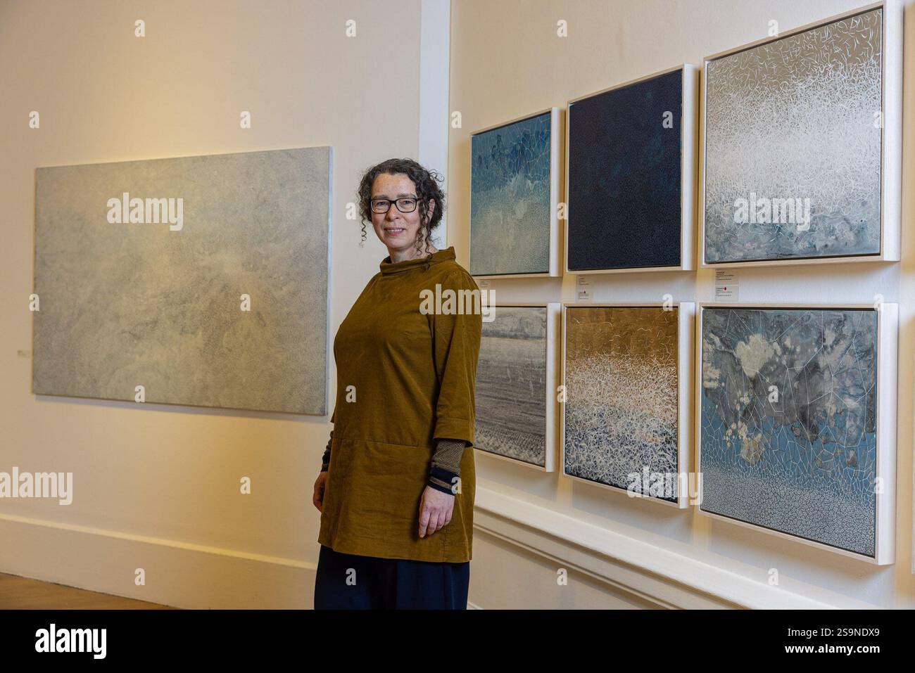 Città di Edimburgo, Regno Unito. 27 gennaio 2025 in foto: Artista, Samantha Clark, con una selezione dei suoi dipinti che fanno parte della mostra in Orcadia. La Royal Scottish Academy presenta in Orcadia, una mostra di opere d'arte ispirate al paesaggio e all'ambiente naturale delle Orcadi. La mostra include un nuovo corpo di opere di Samantha Clark, la vincitrice inaugurale del RSA MacRobert Art Award for Painting. La mostra si svolge dal 25 gennaio al 2 marzo presso le RSA Galleries on the Mound di Edimburgo (NB - la chiamata è stata posticipata al 27 gennaio a causa della tempesta Eowyn). Credito: Rich Dy Foto Stock