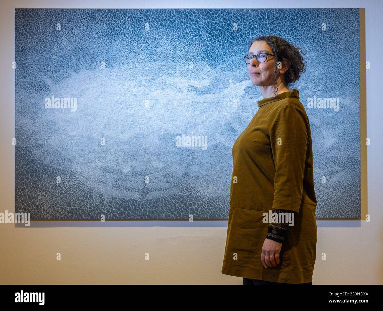 Città di Edimburgo, Regno Unito. 27 gennaio 2025 nella foto: Artista, Samantha Clark, con il suo lavoro su larga scala, Wave Cloud Breath, 2024. La Royal Scottish Academy presenta in Orcadia, una mostra di opere d'arte ispirate al paesaggio e all'ambiente naturale delle Orcadi. La mostra include un nuovo corpo di opere di Samantha Clark, la vincitrice inaugurale del RSA MacRobert Art Award for Painting. La mostra si svolge dal 25 gennaio al 2 marzo presso le RSA Galleries on the Mound di Edimburgo (NB - la chiamata è stata posticipata al 27 gennaio a causa della tempesta Eowyn). Crediti: Rich Dyson/Alamy Live News Foto Stock
