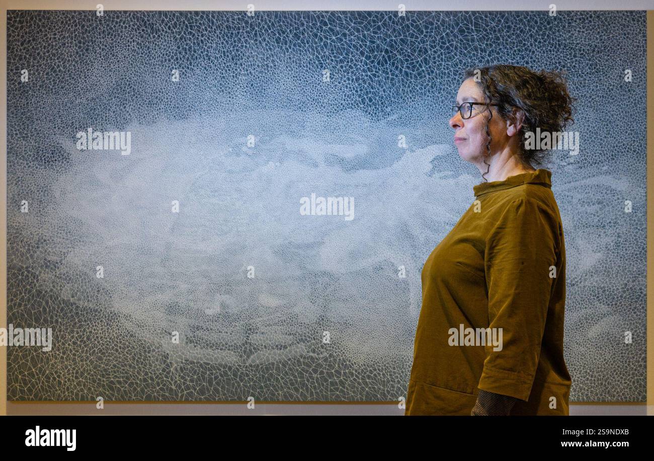 Città di Edimburgo, Regno Unito. 27 gennaio 2025 nella foto: Artista, Samantha Clark, con il suo lavoro su larga scala, Wave Cloud Breath, 2024. La Royal Scottish Academy presenta in Orcadia, una mostra di opere d'arte ispirate al paesaggio e all'ambiente naturale delle Orcadi. La mostra include un nuovo corpo di opere di Samantha Clark, la vincitrice inaugurale del RSA MacRobert Art Award for Painting. La mostra si svolge dal 25 gennaio al 2 marzo presso le RSA Galleries on the Mound di Edimburgo (NB - la chiamata è stata posticipata al 27 gennaio a causa della tempesta Eowyn). Crediti: Rich Dyson/Alamy Live News Foto Stock