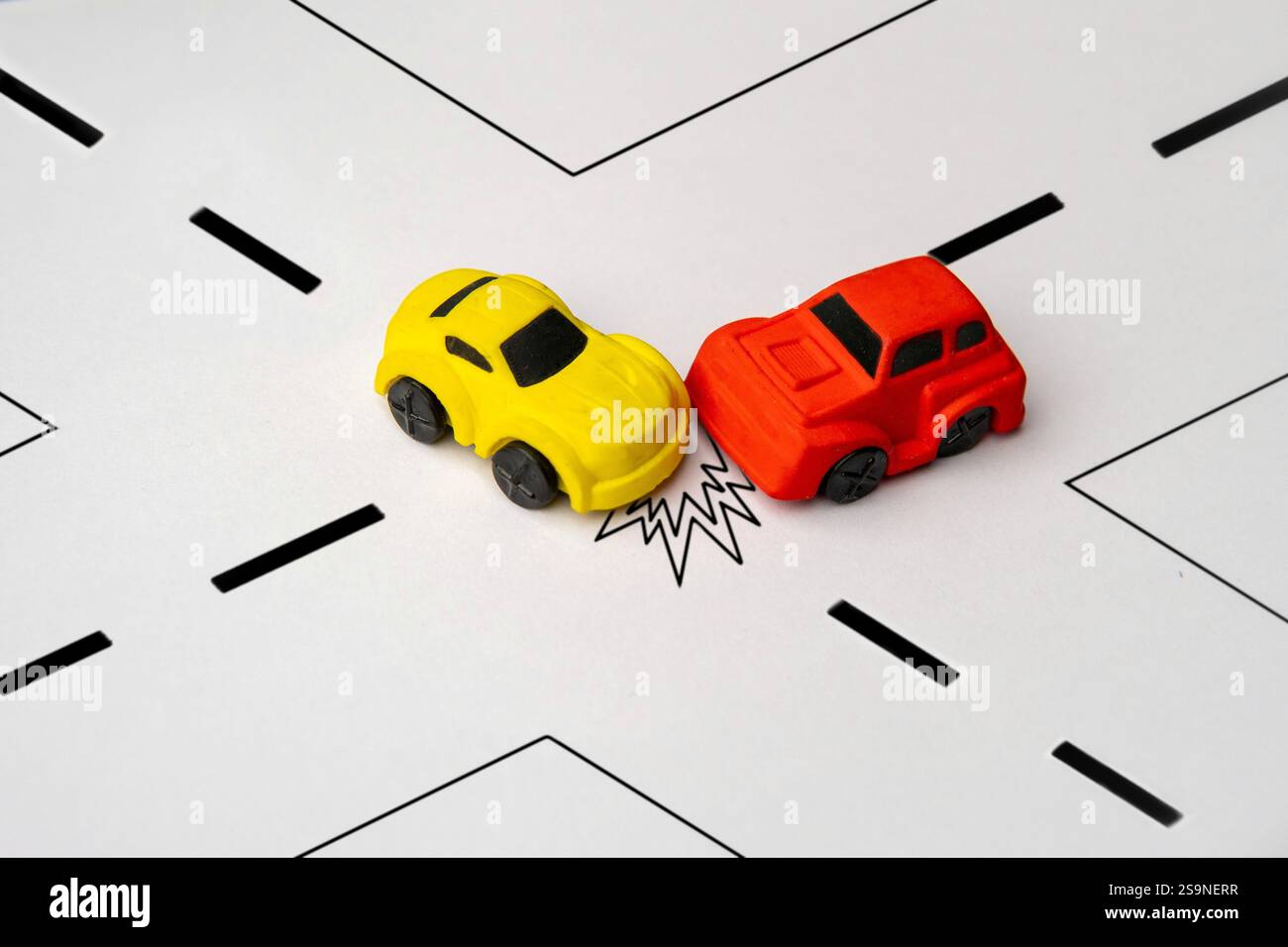 Una scena di incidente stradale giallo e rosso. Immagine concettuale di un incidente d'auto, scena di collisione, assicurazione e sicurezza. Foto Stock