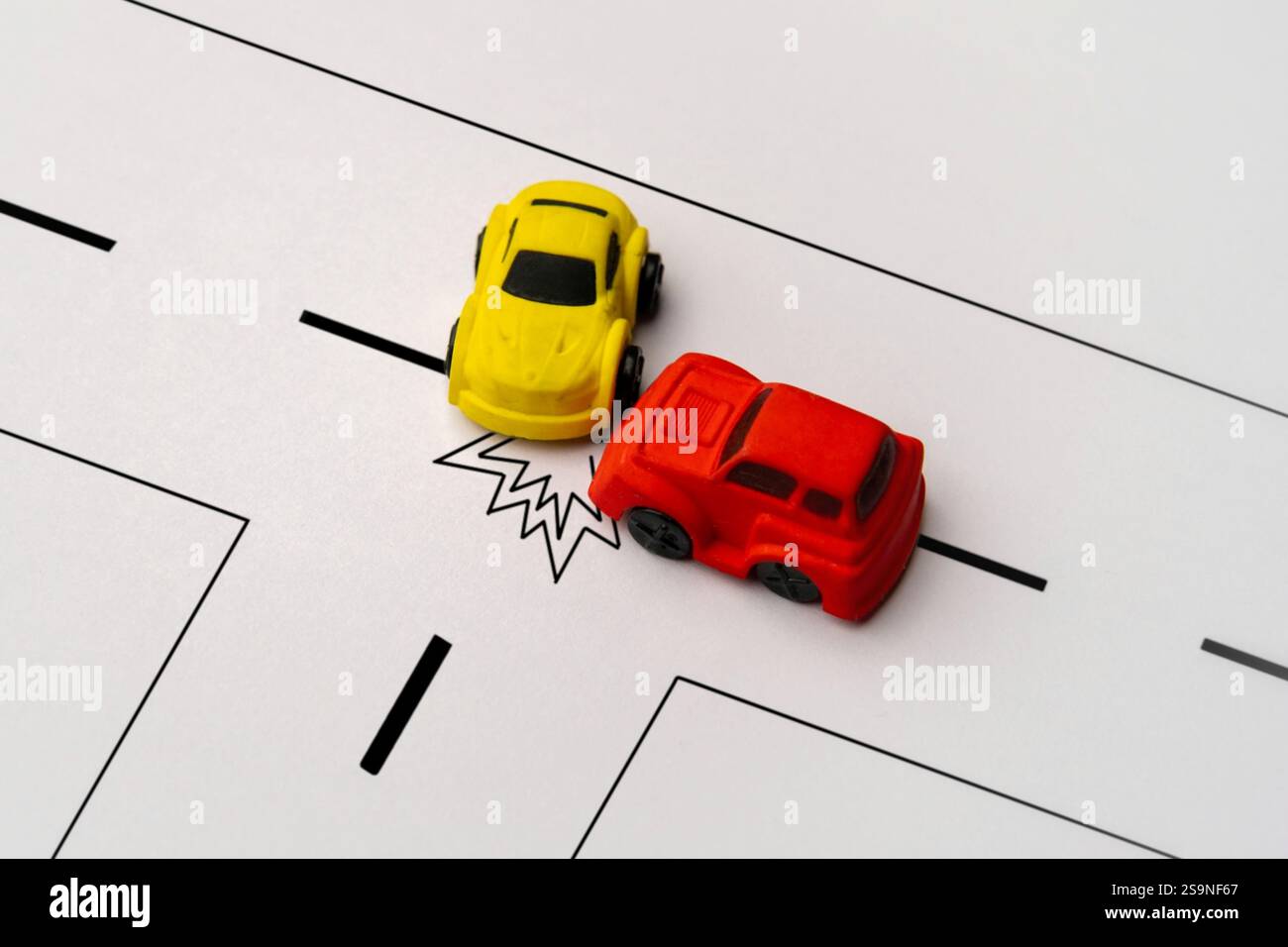 Una scena di incidente stradale giallo e rosso. Immagine concettuale di un incidente d'auto, scena di collisione, assicurazione e sicurezza. Foto Stock