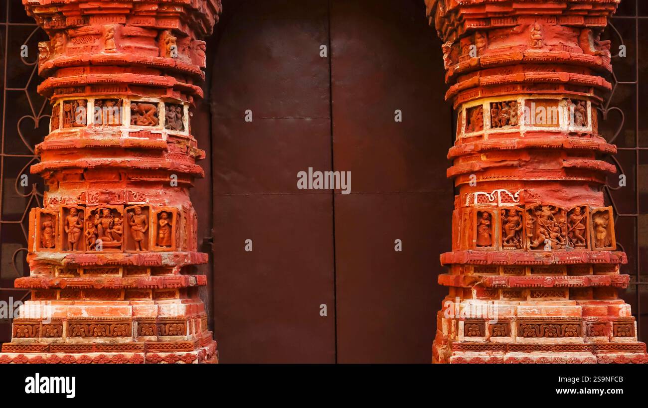 Ingresso ad arco splendidamente realizzato in terracotta del Tempio di Sridhar, Sonamukhi, Bankura, Bengala Occidentale, India. Foto Stock