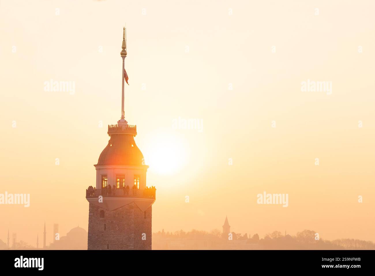 Vista dell'ora d'oro della Torre della Fanciulla di Istanbul con un vibrante tramonto sullo sfondo. Uno splendido punto di riferimento architettonico e culturale. Uskudar, Turchia Foto Stock