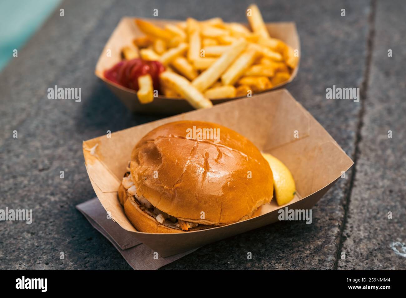 Hamburger e patatine fritte a un festival all'aperto Foto Stock