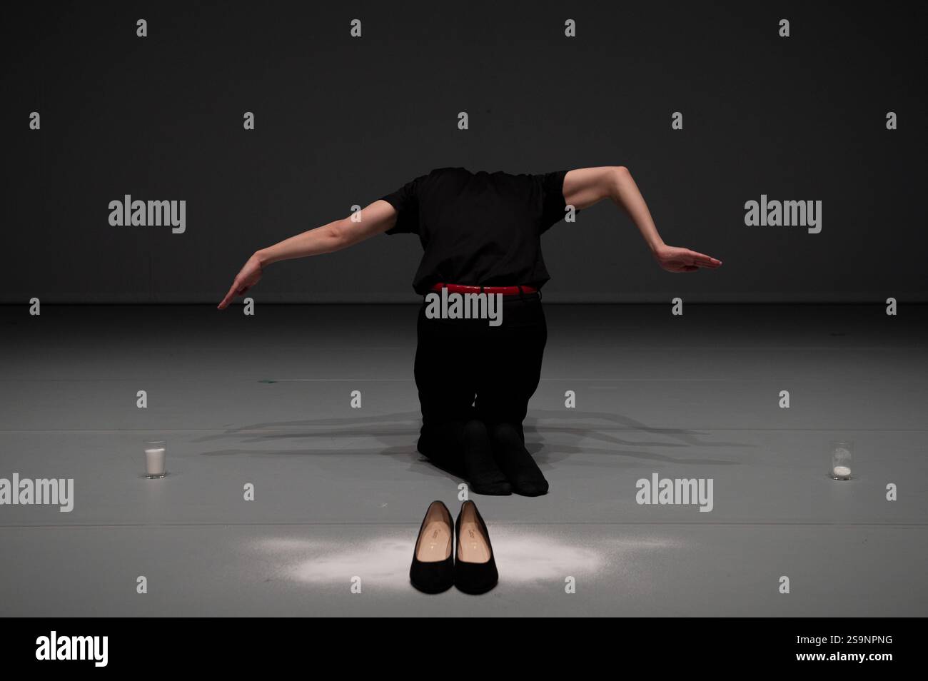 Parigi, Francia. 23 gennaio 2025. Laurent Paillier/le Pictorium - About Love and Death, Elegy for Raimund Hoghe di Emmanuel Eggermont - 23/01/2025 - Francia/Parigi - About Love and Death, Elegy for Raimund Hoghe Concept, coreografia e interpretazione Emmanuel Eggermont collaborazione artistica Jihye Jung Light Alice Dussart creazione Sound management Julien Lepreux cornice: Winter fact festival Data: 01/20/2025 luogo: Theatre de la CORM città dal vivo Foto Stock