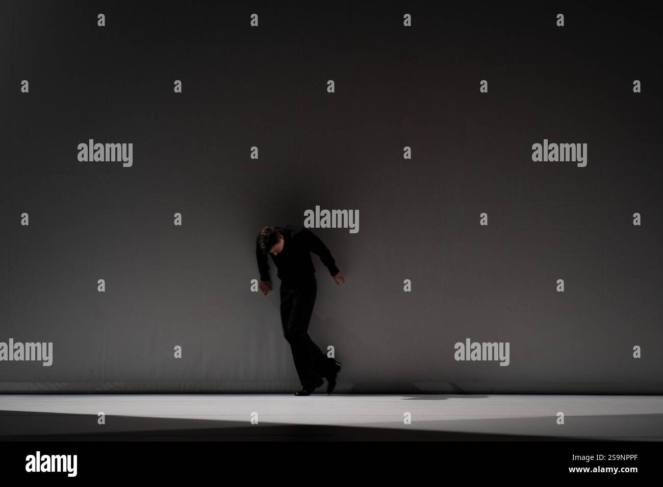 Parigi, Francia. 23 gennaio 2025. Laurent Paillier/le Pictorium - About Love and Death, Elegy for Raimund Hoghe di Emmanuel Eggermont - 23/01/2025 - Francia/Parigi - About Love and Death, Elegy for Raimund Hoghe Concept, coreografia e interpretazione Emmanuel Eggermont collaborazione artistica Jihye Jung Light Alice Dussart creazione Sound management Julien Lepreux cornice: Winter fact festival Data: 01/20/2025 luogo: Theatre de la CORM città dal vivo Foto Stock