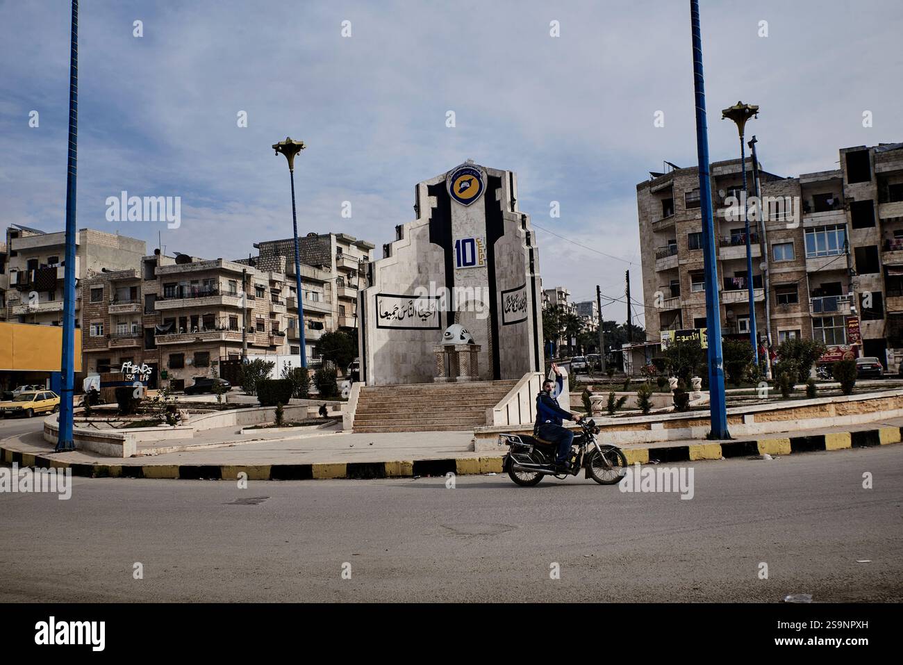 Idleb, Siria. 9 giugno 2024. Antonin Burat/le Pictorium - caduta di Bashar al-Assad: In Siria il dittatore è andato - 09/06/2024 - Siria/Idleb - Idlib, 20 dicembre 2024 - Un monumento dedicato ai caschi bianchi, l'organizzazione siriana per la difesa civile, su una rotonda a Idlib. Questo gruppo di soccorritori creato nel 2013, nel bel mezzo della guerra civile, divenne noto per essersi preso cura delle vittime degli attentati del regime russo e siriano. Crediti: LE PICTORIUM/Alamy Live News Foto Stock