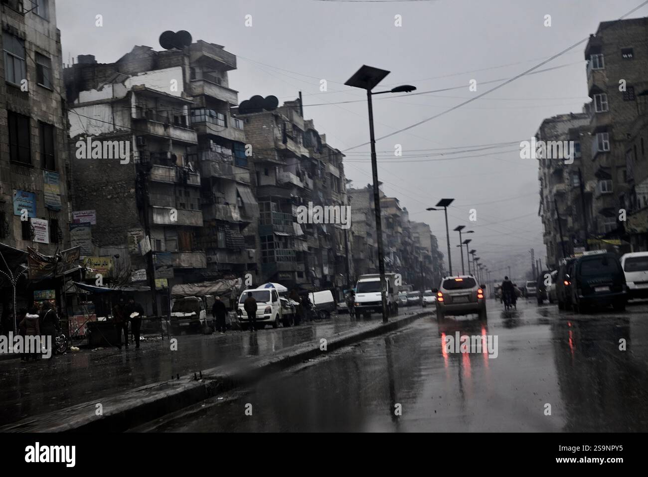 Aleppo, Siria. 22 dicembre 2024. Antonin Burat/le Pictorium - caduta di Bashar al-Assad: In Siria il dittatore è andato - 22/12/2024 - Siria/Aleppo - Aleppo, 22 dicembre 2024 - nei quartieri orientali di Aleppo, i più brutalmente colpiti dalla guerra civile e controllati dall'ISIS dal 2013 al 2014, la ricostruzione non è mai iniziata e la miseria è dilagante. Crediti: LE PICTORIUM/Alamy Live News Foto Stock
