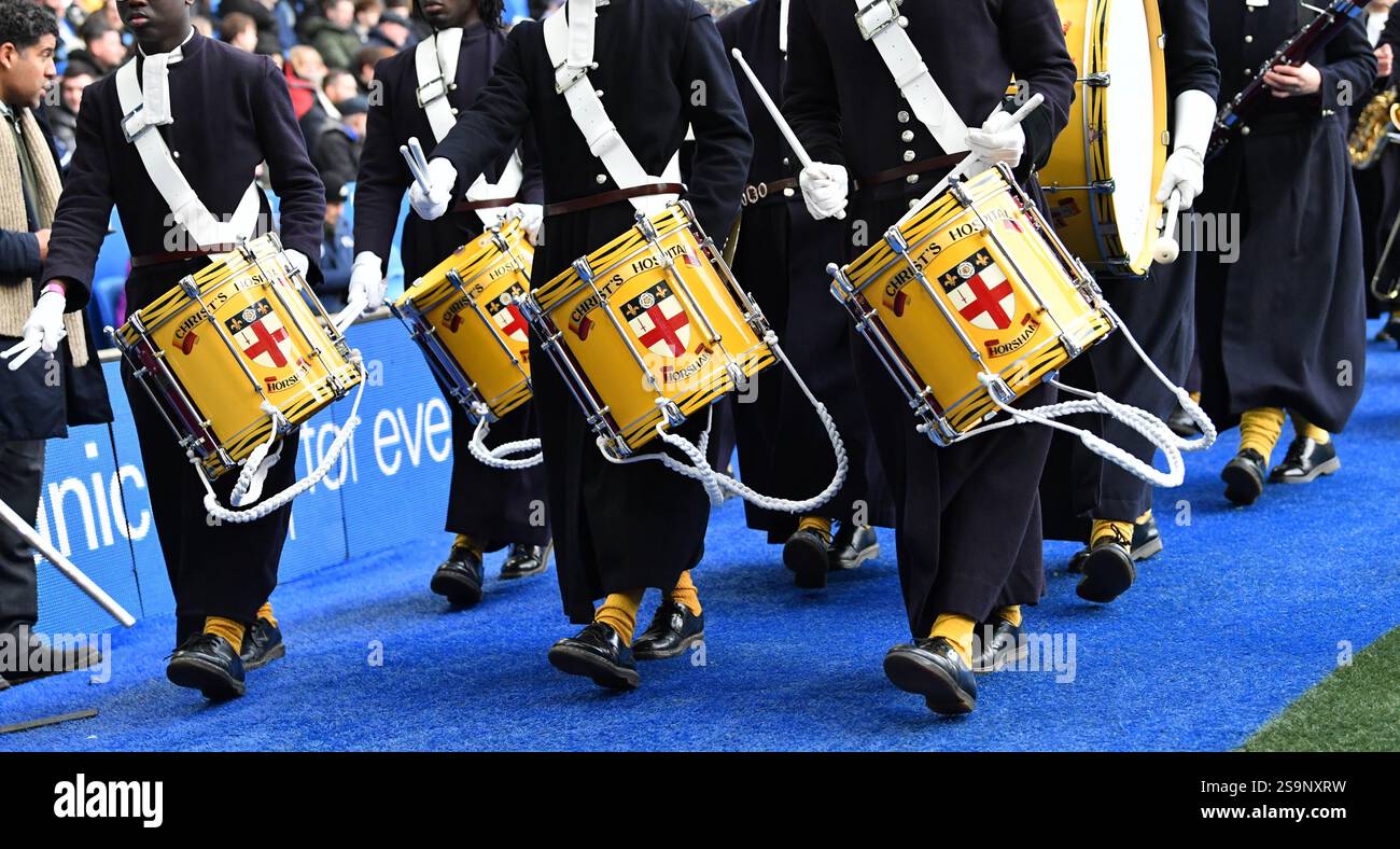La banda scolastica del Christ's Hospital si esibisce durante la partita di Premier League tra Brighton e Hove Albion e Everton all'American Express Stadium di Brighton, Regno Unito - 25 gennaio 2025. Photo Simon Dack / Telephoto Images solo per uso editoriale. Niente merchandising. Per le immagini di calcio si applicano restrizioni fa e Premier League inc. Non è consentito l'utilizzo di Internet/dispositivi mobili senza licenza FAPL. Per ulteriori dettagli, contattare Football Dataco Foto Stock
