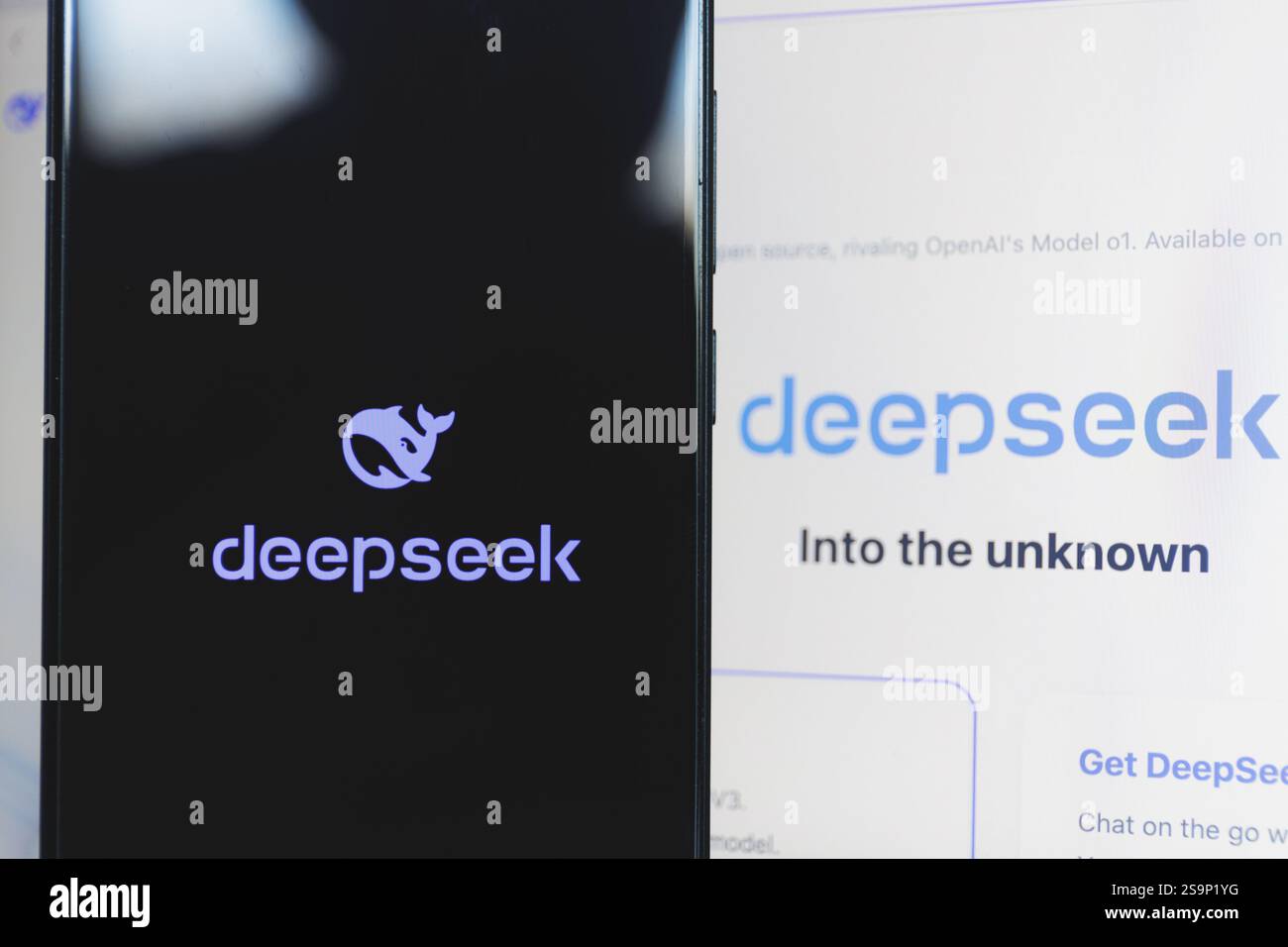 Smartphone con logo Deepseek, che mette in evidenza i progressi dell'azienda nell'intelligenza artificiale e nell'elaborazione del linguaggio naturale. 2 gennaio Foto Stock