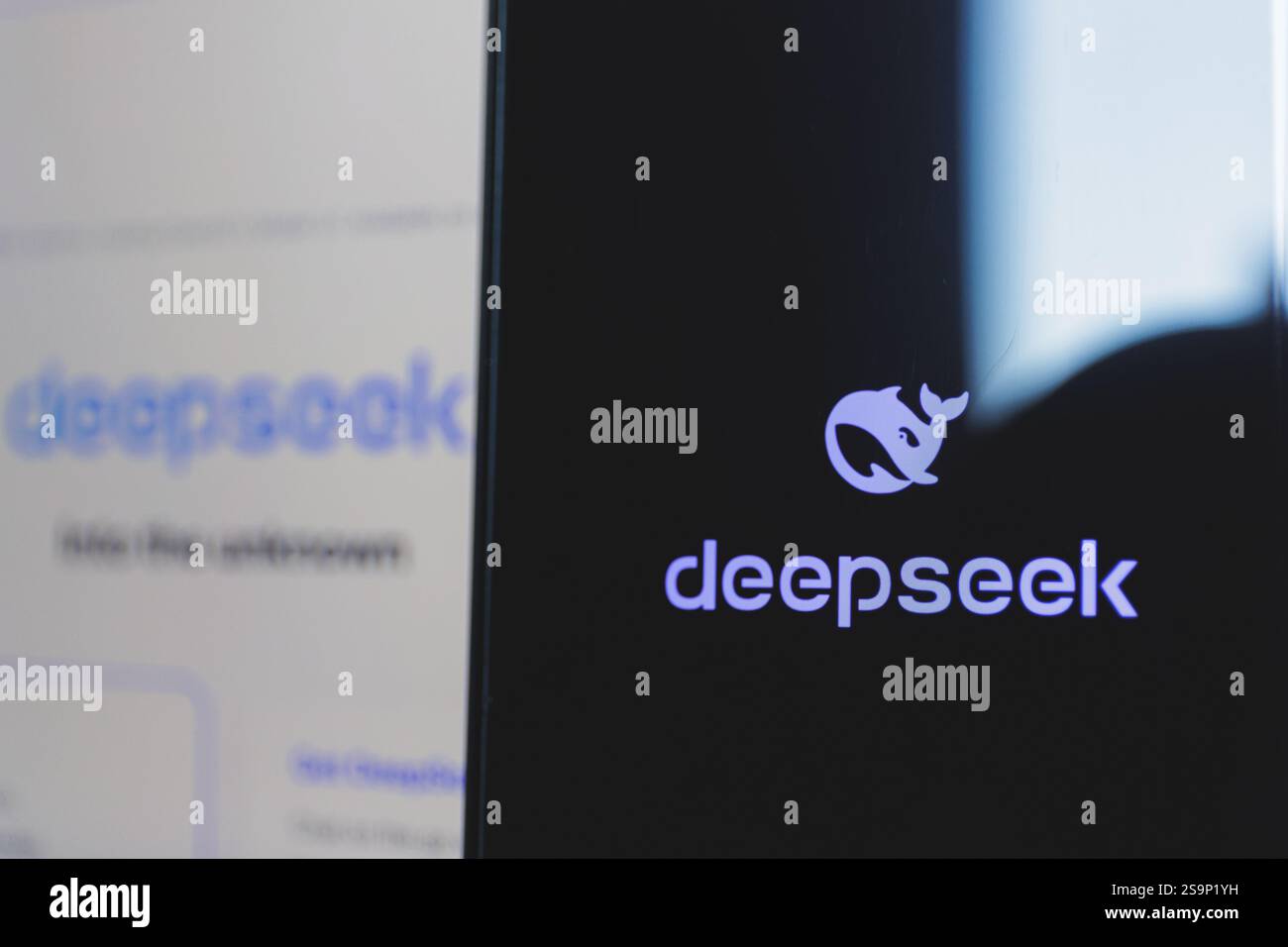 Smartphone con logo Deepseek, che mette in evidenza i progressi dell'azienda nell'intelligenza artificiale e nell'elaborazione del linguaggio naturale. 2 gennaio Foto Stock