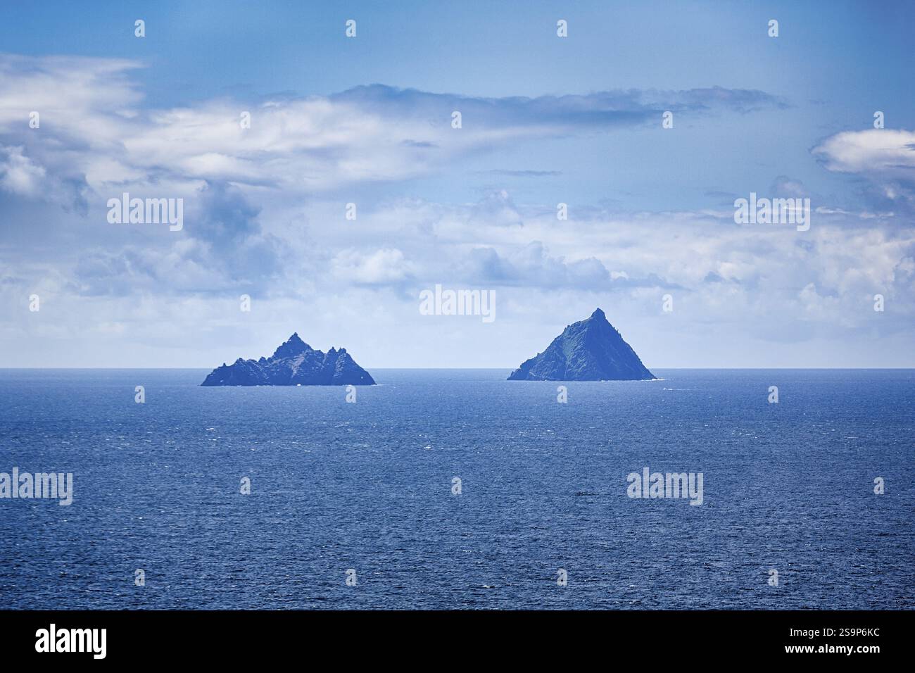 Due isole rocciose nel mare, Skellig Michael e Little Skellig, strada panoramica Skellig Ring, Portmagee, Iveragh Peninsula, County Kerry, Wild Atlant Foto Stock