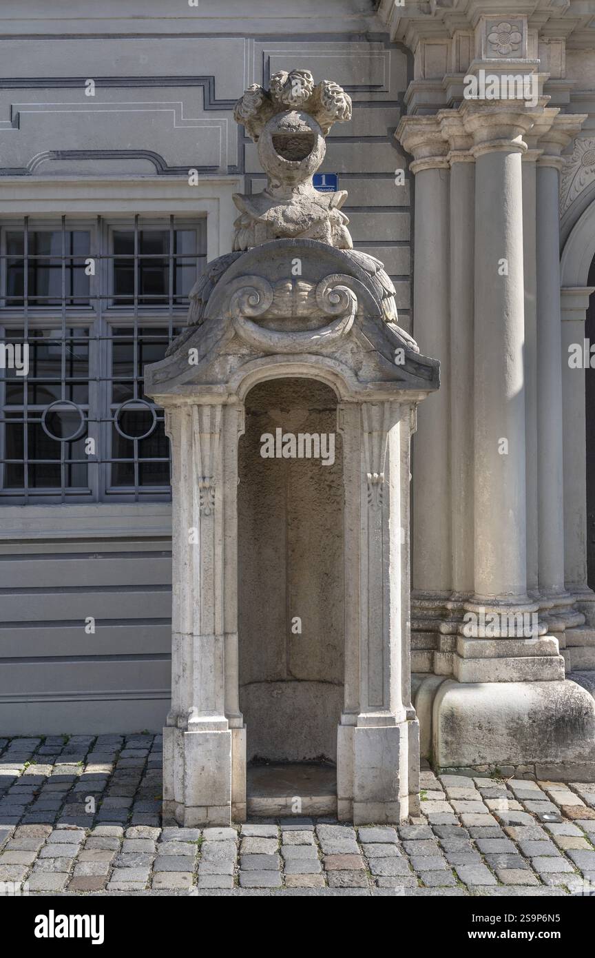 Casa di guardia o casa dei segni di fronte all'ex residenza vescovile del principe, Residenzplatz, Eichstaett, alta Baviera, Germania, Europa Foto Stock