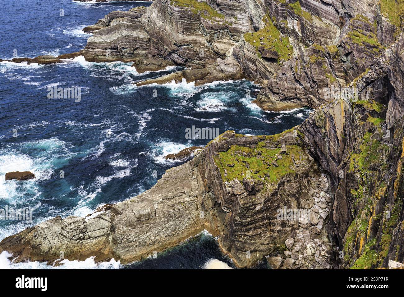 Aspre scogliere sull'Oceano Atlantico, vista verso il basso, Kerry Cliffs, strada panoramica Skellig Ring, Portmagee, Iveragh Peninsula, County Kerry, Wild Atlan Foto Stock
