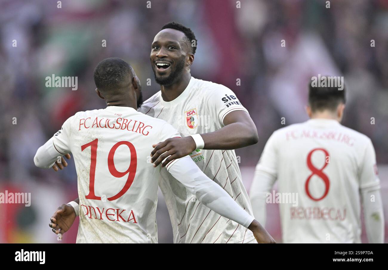 Celebrazione degli obiettivi Chrislain Matsima FC Augsburg FCA (05) Frank Onyeka FC Augsburg FCA (19) Elvis Rexhbecaj FC Augsburg FCA (08) WWK Arena, Augsburg, Ba Foto Stock
