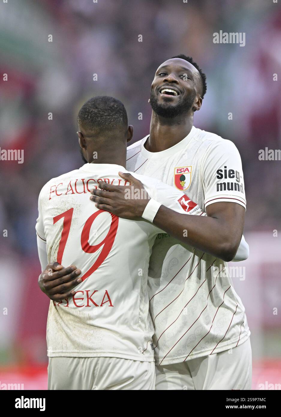 Celebrazione dell'obiettivo Chrislain Matsima FC Augsburg FCA (05) Frank Onyeka FC Augsburg FCA (19) WWK Arena, Augusta, Baviera, Germania, Europa Foto Stock