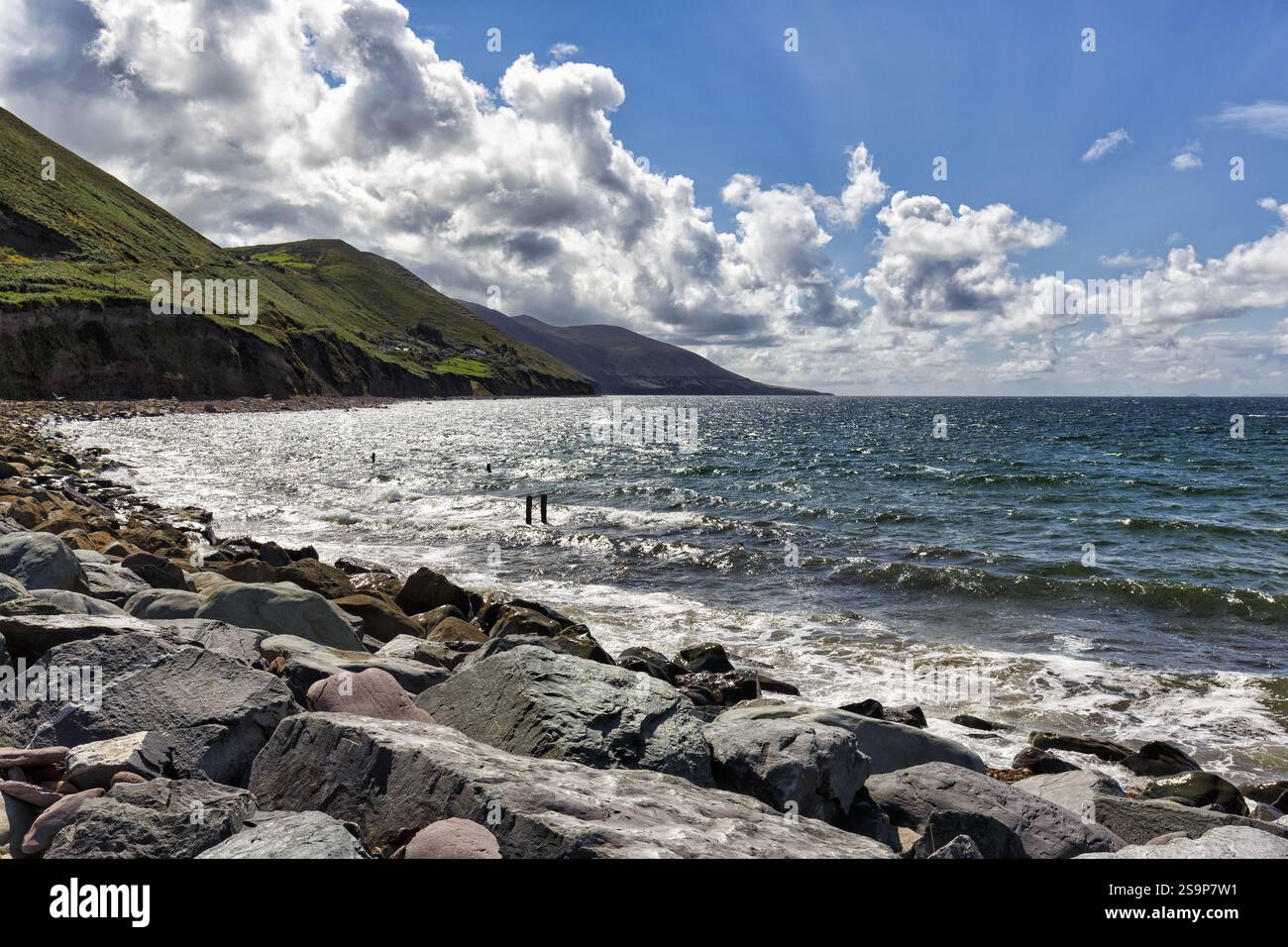 Costa, costa rocciosa, spiaggia di Rossbeigh sulla costa atlantica, nuvole primaverili, strada panoramica Ring of Kerry, penisola di Iveragh, Wild Atlantic Way, Irel Foto Stock
