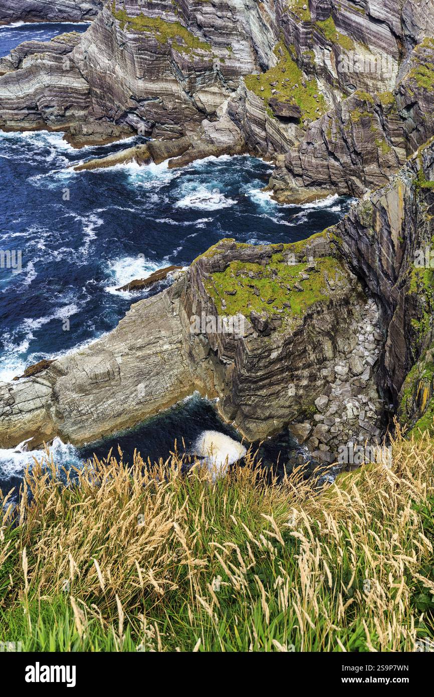 Aspre scogliere sull'Oceano Atlantico, vista verso il basso, Kerry Cliffs, strada panoramica Skellig Ring, Portmagee, Iveragh Peninsula, County Kerry, Wild Atlan Foto Stock
