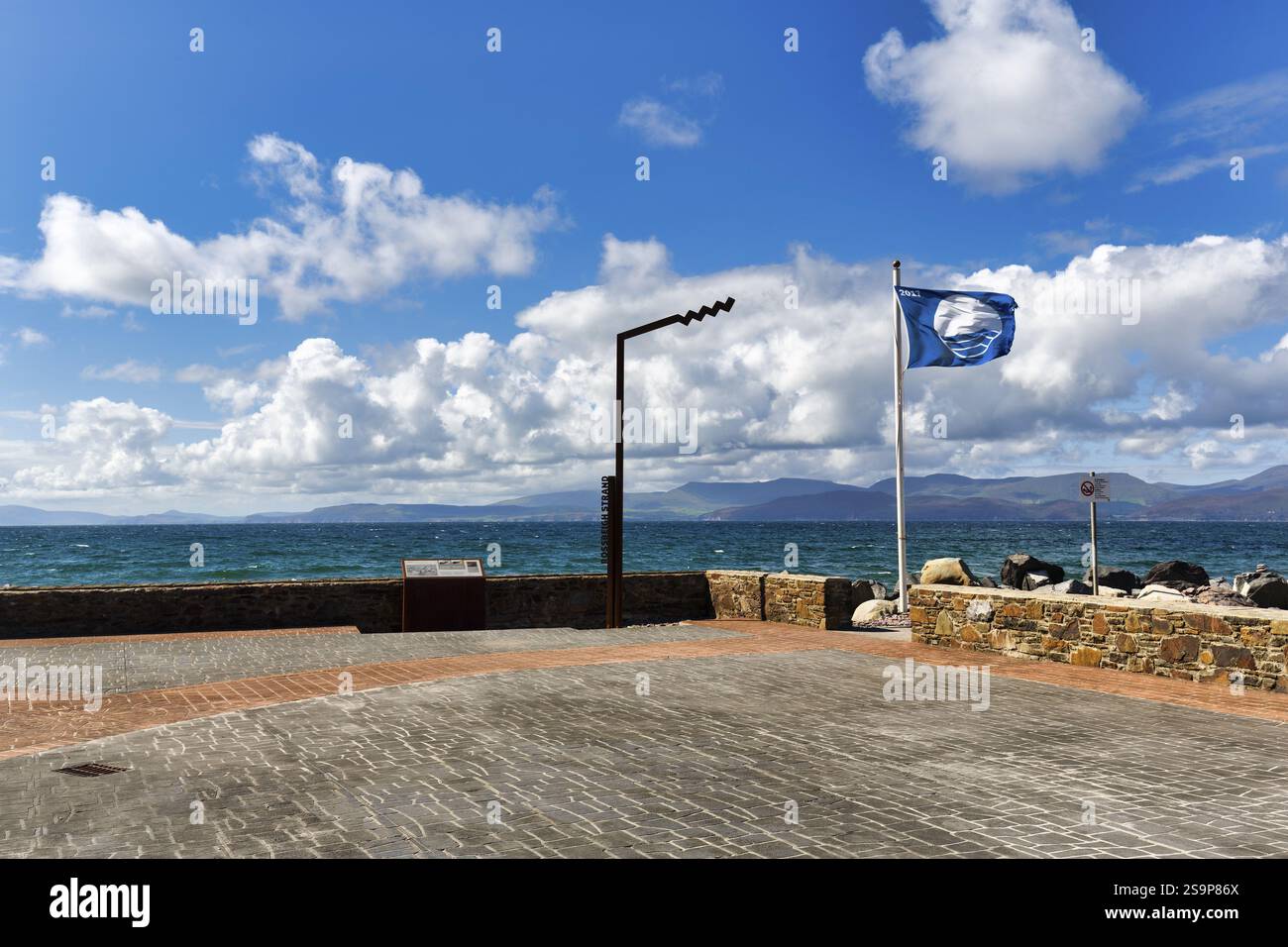 Punto panoramico dell'Oceano Atlantico, spiaggia di Rossbeigh in estate, nuvole primaverili, strada panoramica Ring of Kerry, penisola di Iveragh, Wild Atlantic Way, Irlanda, Europa Foto Stock