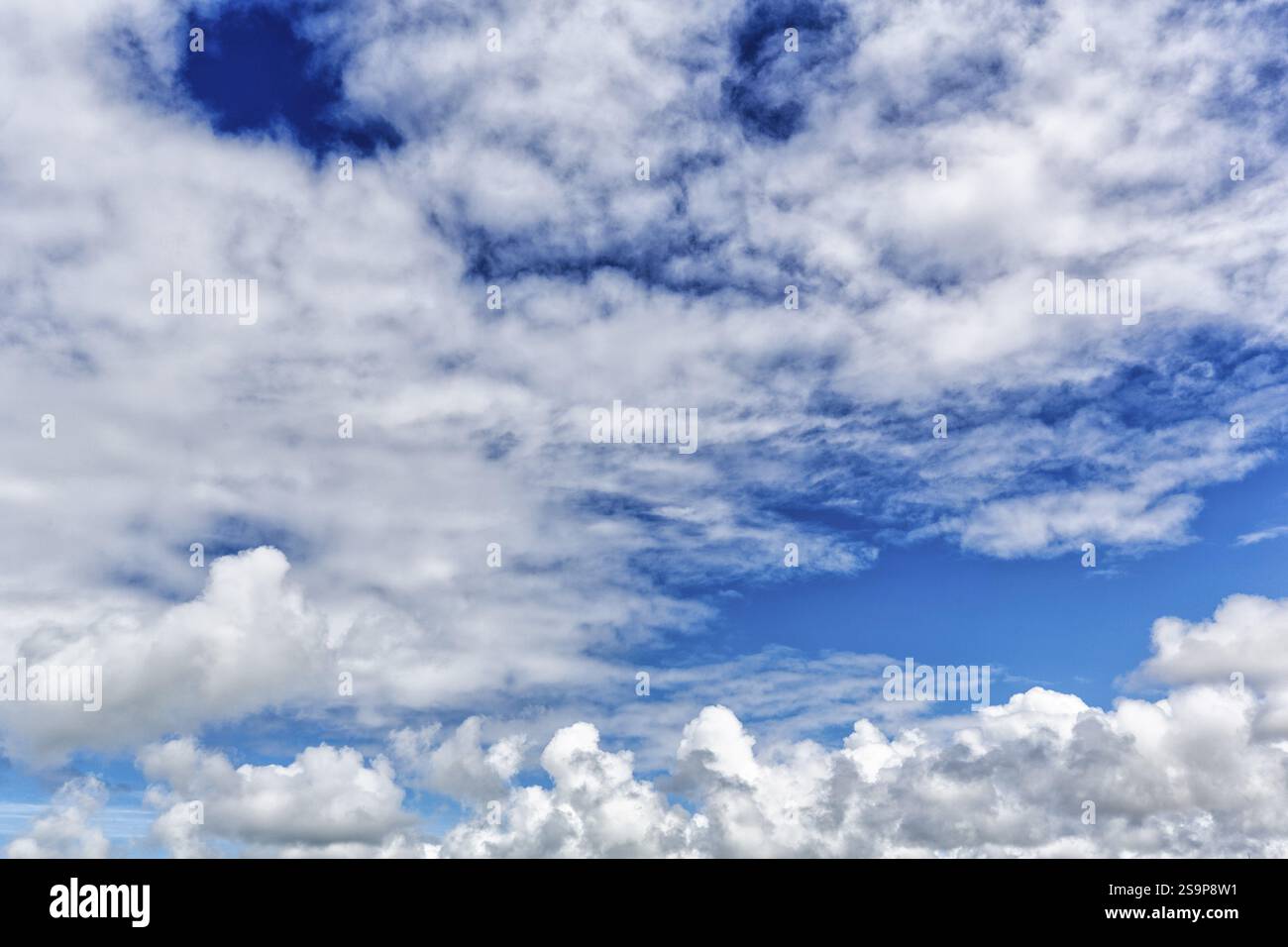 Cumulus Clouds in Summer, Cirrus, Portmagee, Iveragh Peninsula, County Kerry, Wild Atlantic Way, Irlanda, Europa Foto Stock
