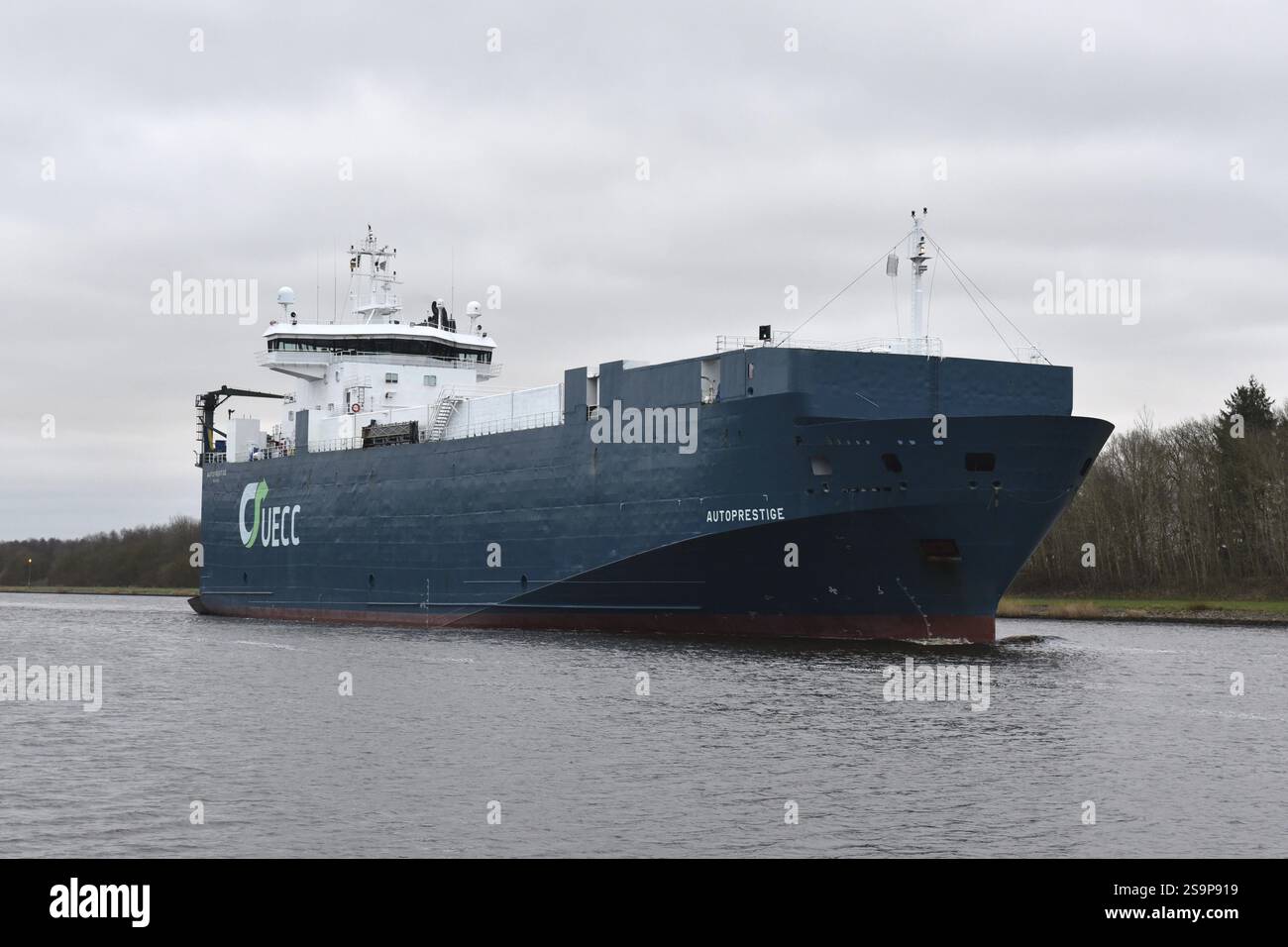 Nave da carico RO-RO, nave da carico, trasporto di automobili, prestigio automobilistico nel Canale di Kiel, Schleswig-Holstein, Germania, Europa Foto Stock